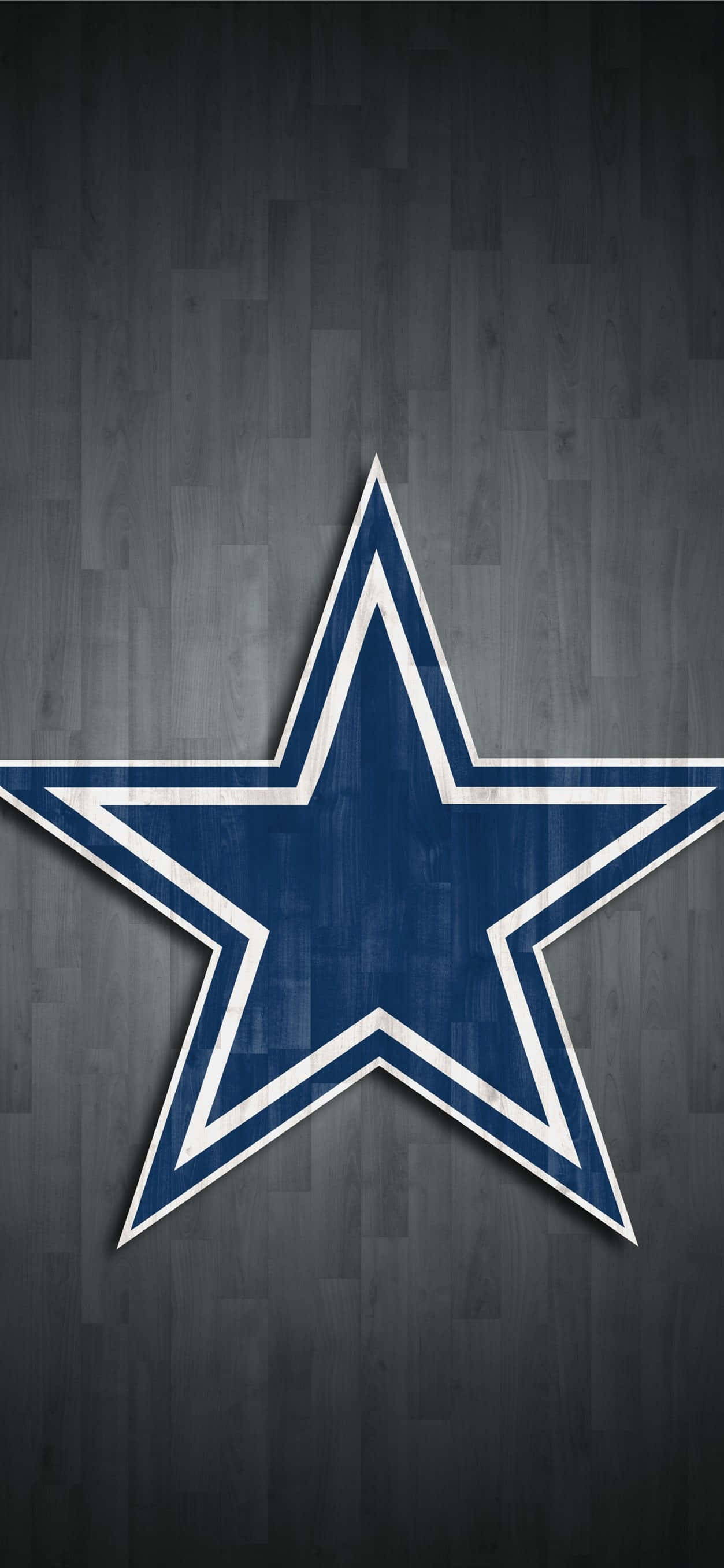 Dallas Cowboys Logo 桌布 壁紙 — 一個大膽的藍色星星，帶有白色輪廓，居中在深灰色木紋背景上。