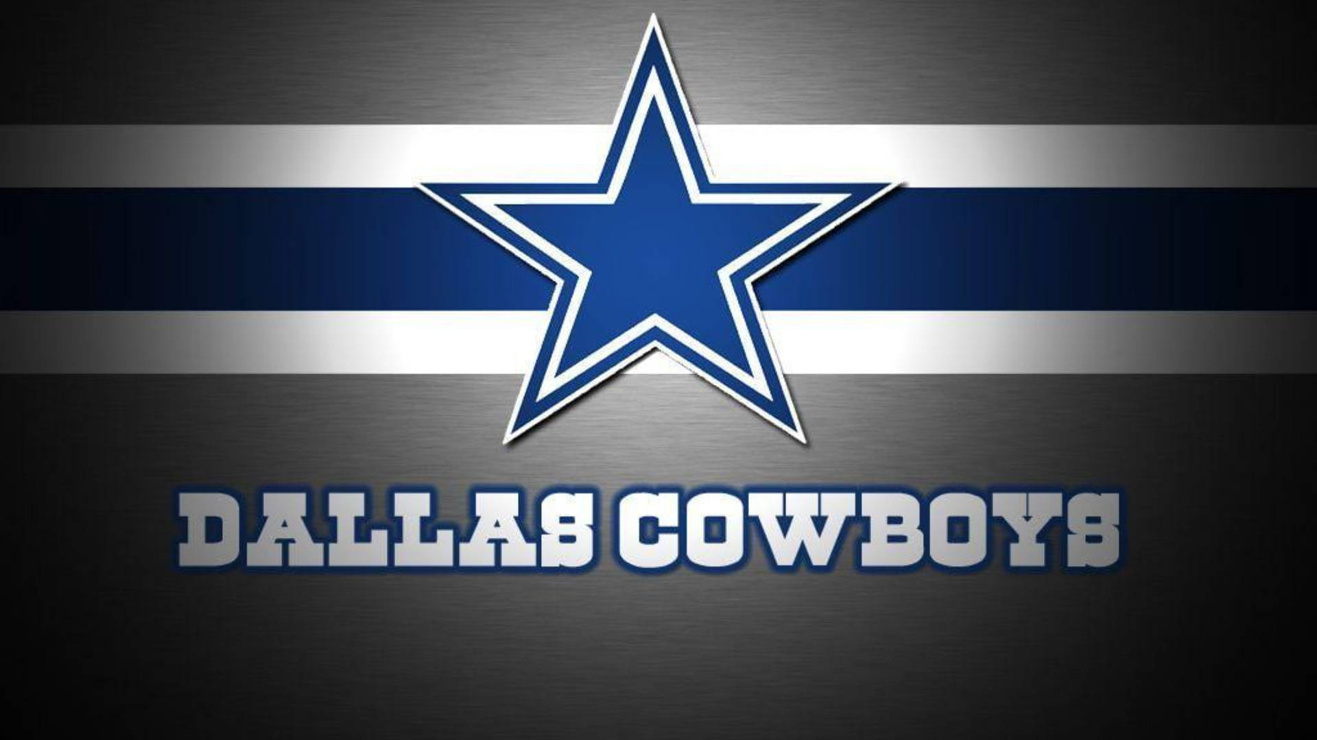 運動 桌布 壁紙 — 一個大膽的藍色星星標誌，帶有銀色條紋和 'DALLAS COWBOYS' 文字，背景為拉絲金屬。