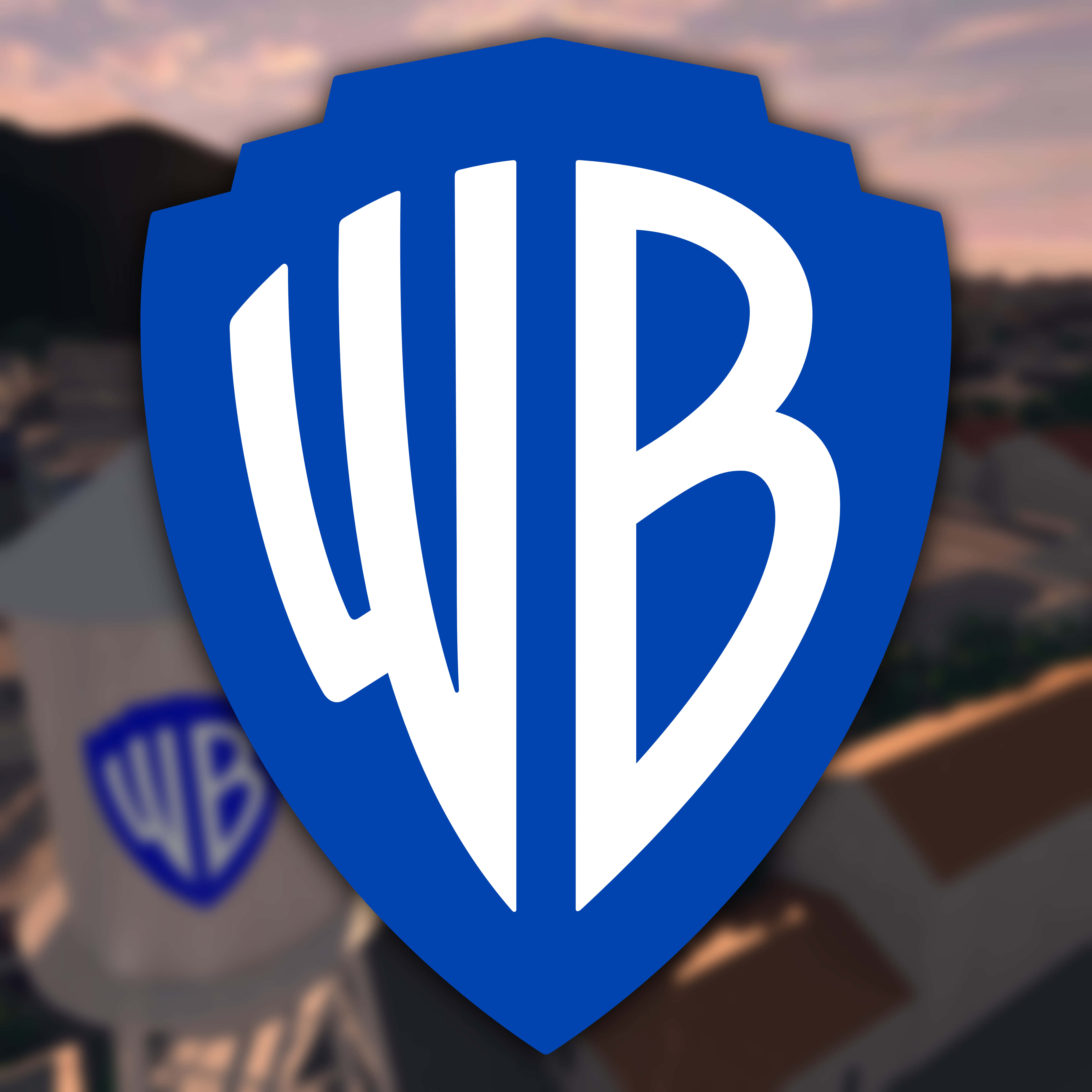 Warner Bros 桌布 壁紙 — 一個大膽的藍色華納兄弟盾牌標誌，在日落時分模糊的城市天際線中佔據主導地位。