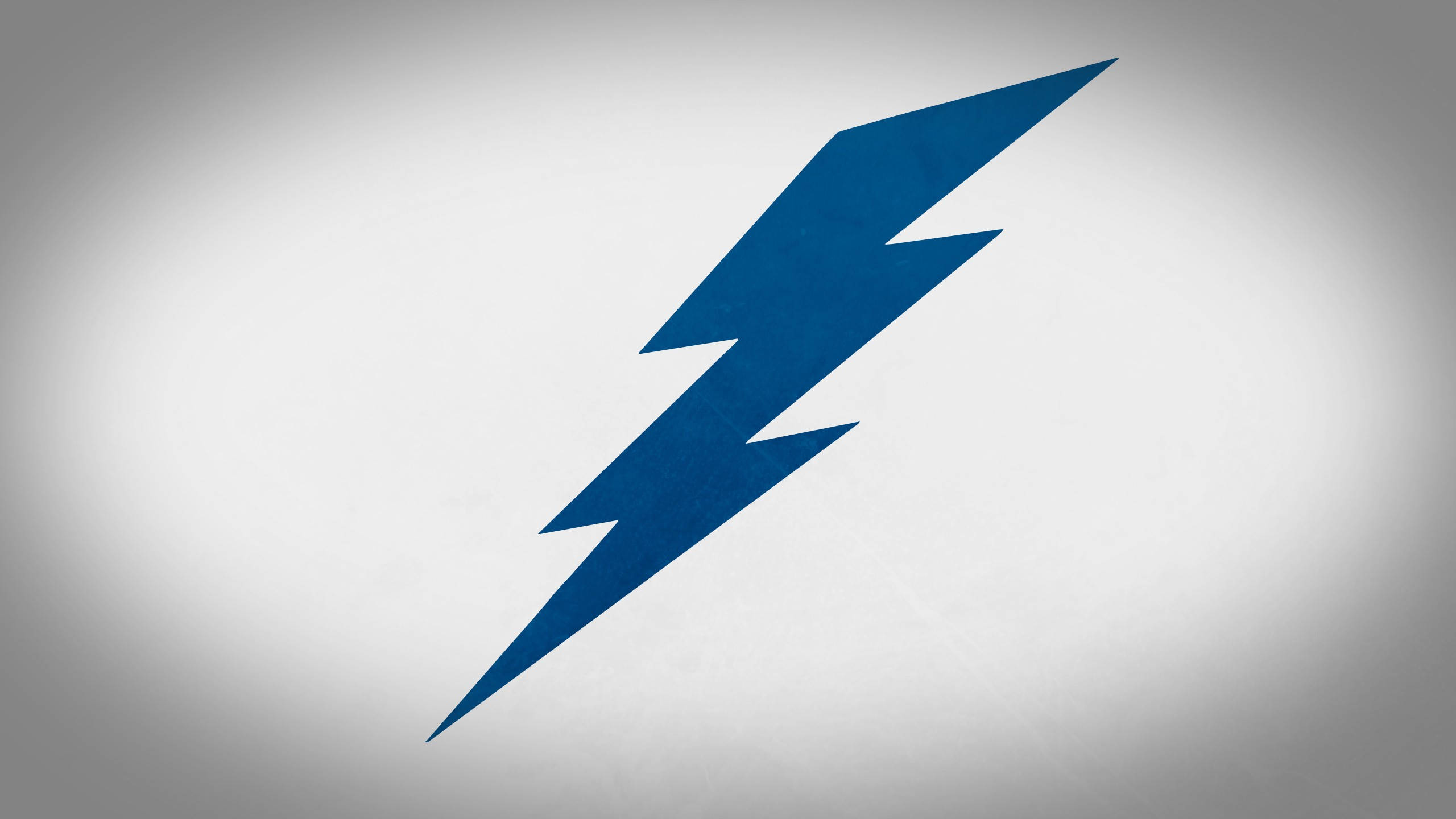 Tampa Bay Lightning 桌布 壁紙 — 一個大膽的藍色閃電圖標，居中在帶有微妙紋理的柔和灰色漸變背景上。
