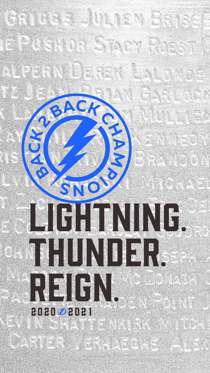 Tampa Bay Lightning 桌布 壁紙 — 一個大膽的藍色閃電標誌，周圍環繞著「BACK 2 BACK CHAMPIONS」，置於帶有紋理的銀色背景上，背景有褪色的球員名字，下方有「LIGHTNING. THUNDER. REIGN.」文字。
