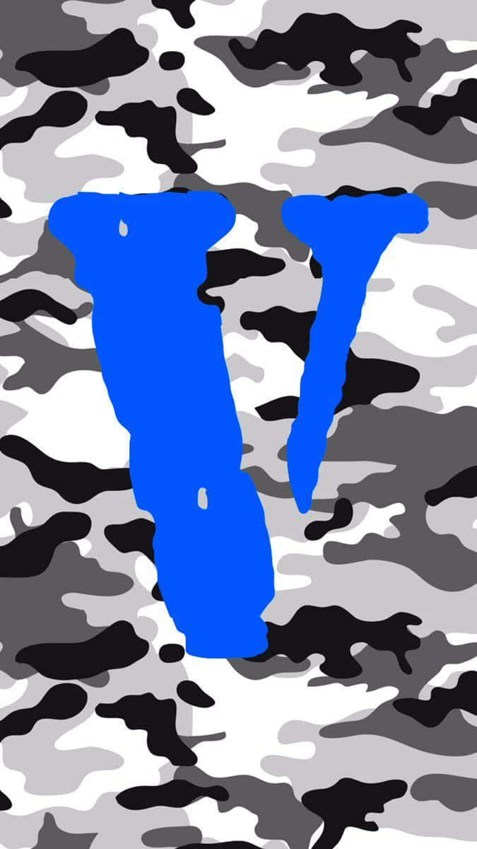 Vlone 桌布 壁紙 — 一個大膽的藍色風格化V形在灰色、黑色和白色的迷彩圖案背景上脫穎而出。