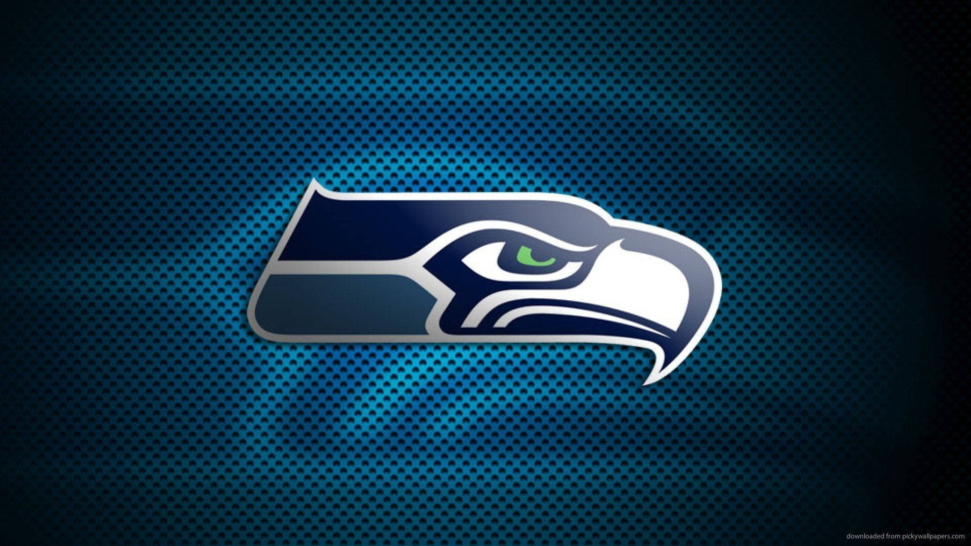 Seattle Seahawks 桌布 壁紙 — 一個大膽的西雅圖海鷹隊標誌，帶有綠色眼睛，在紋理藍色金屬背景上發光。