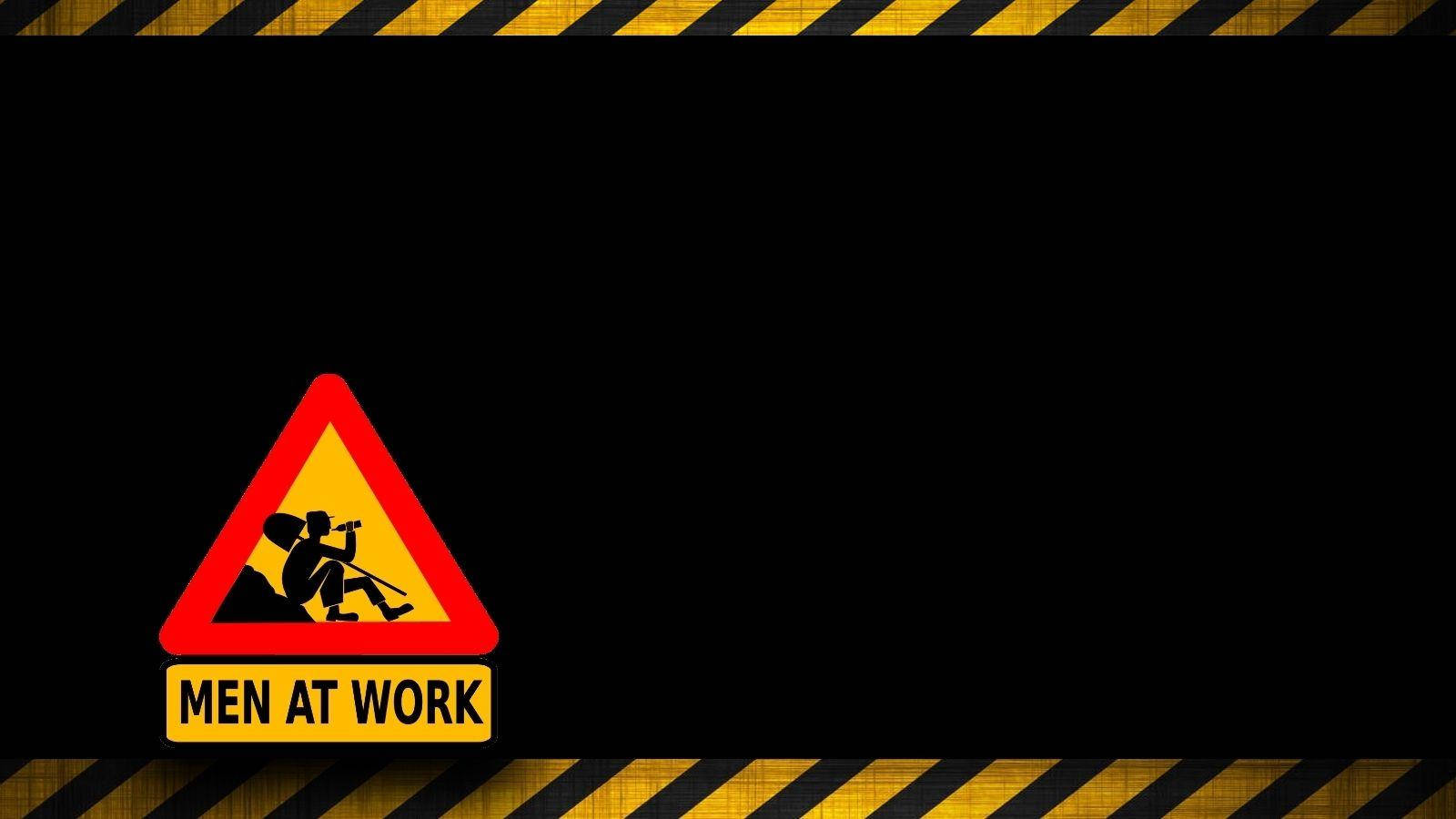 construction 桌布 壁紙 — 一個大膽的警告標誌，黃色背景上有紅色三角形和黑色工人剪影，並以黑色和黃色警告膠帶框住。