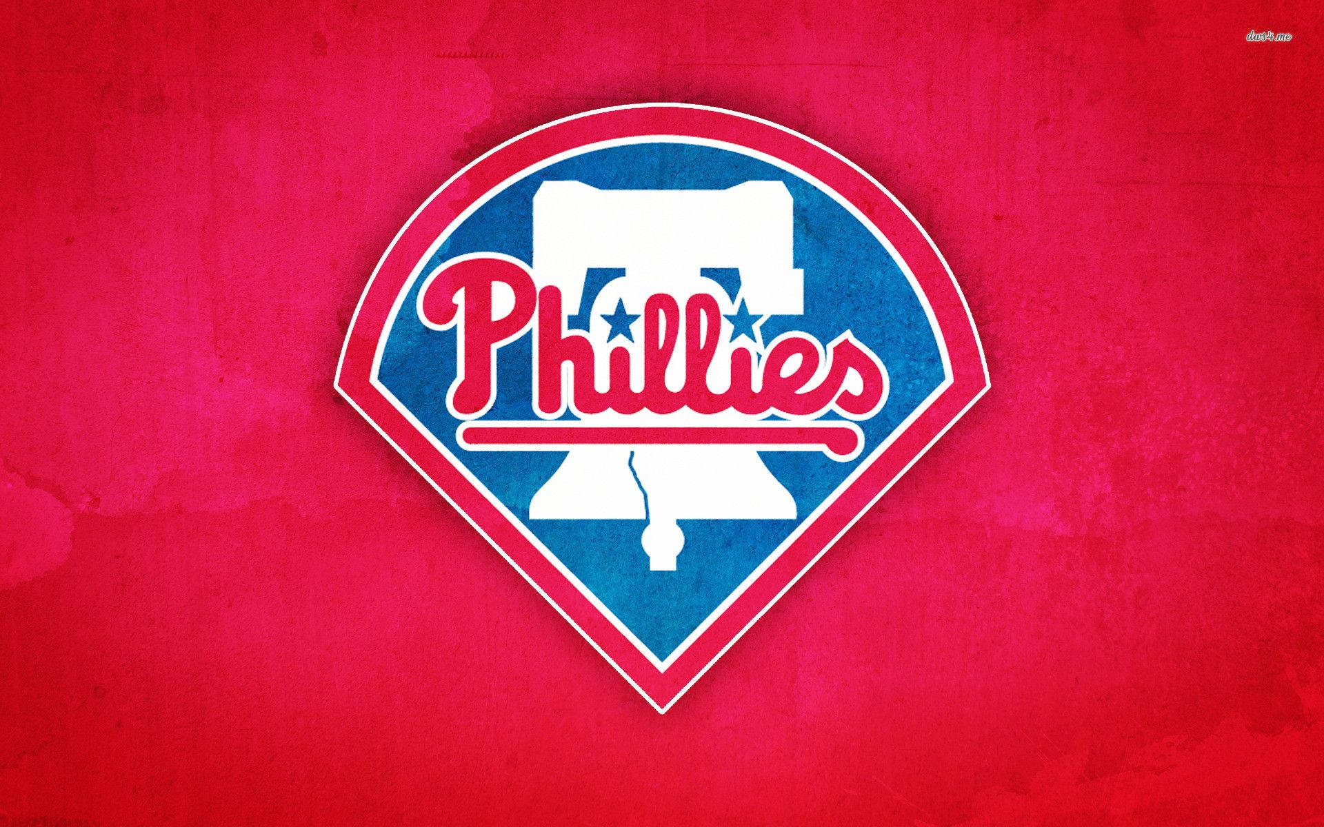 Phillies 桌布 壁紙 — 一個大膽的費城人隊棒球標誌，紅色字體和自由鐘徽章居中於帶紋理的深紅色背景上。