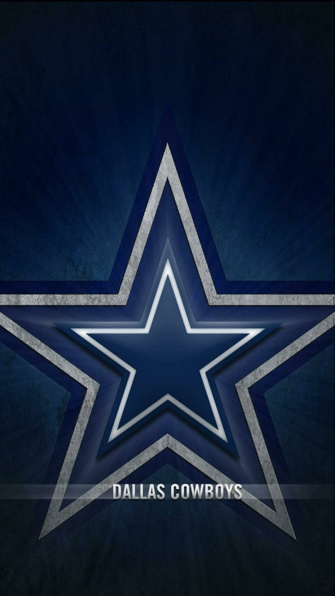 Dallas Cowboys Logo 桌布 壁紙 — 一個大膽的達拉斯牛仔隊星形標誌，在帶有紋理的深藍色背景上閃耀著金屬銀色飾邊。