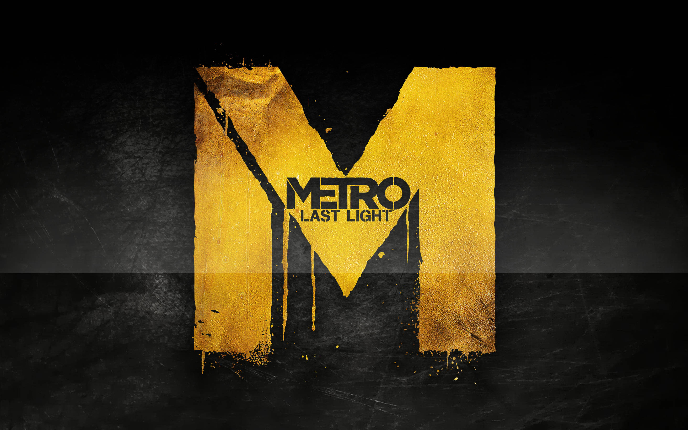 電玩遊戲 桌布 壁紙 — 一個大膽的金色「M」，帶有滴落的油漆和「METRO LAST LIGHT」文字，背景是粗糙的黑色紋理。