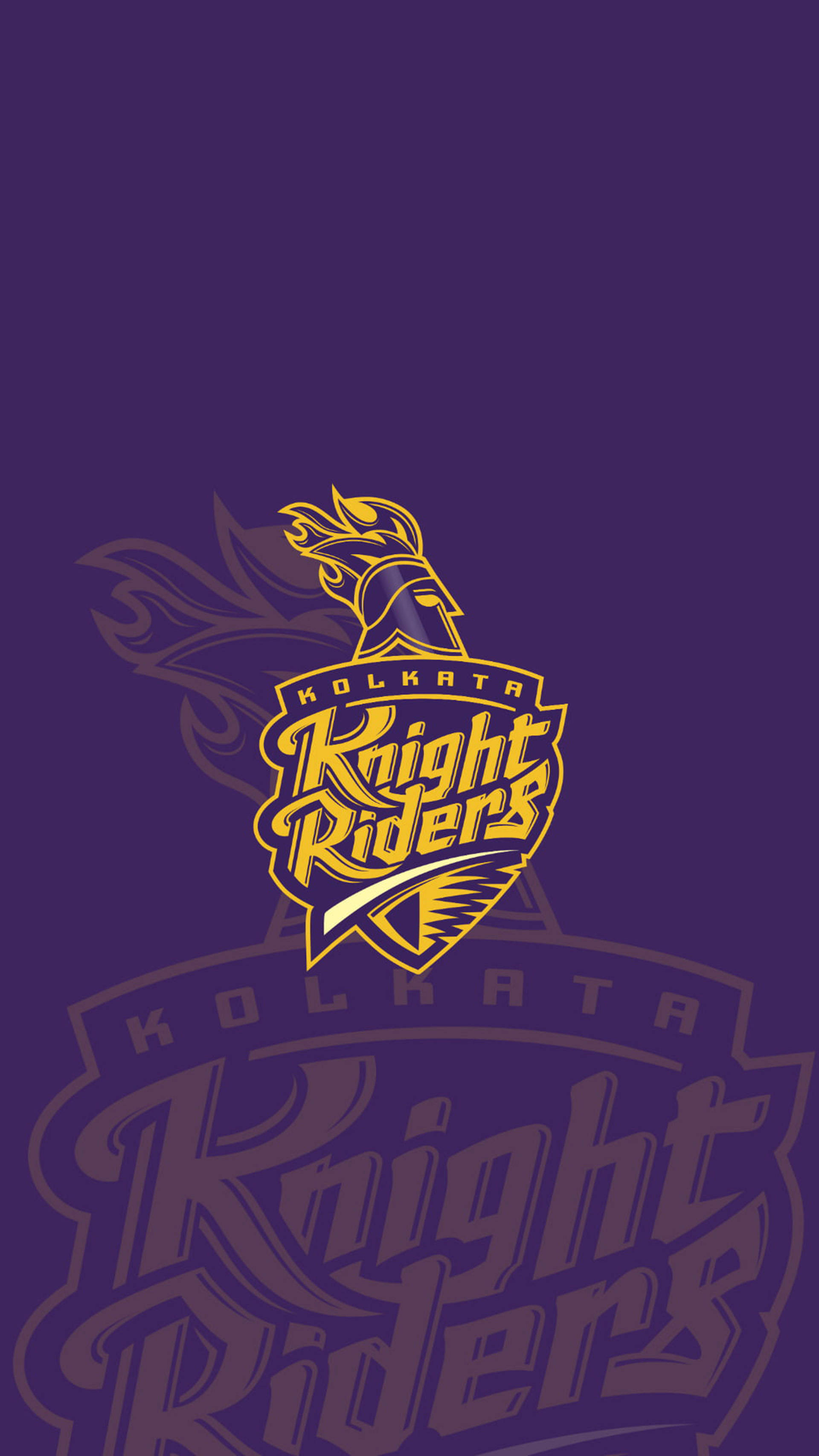 Riders 桌布 壁紙 — 一個大膽的金色Kolkata Knight Riders標誌，中央有騎士頭盔和翅膀，置於深紫色背景上，帶有淡化的標誌重複圖案。