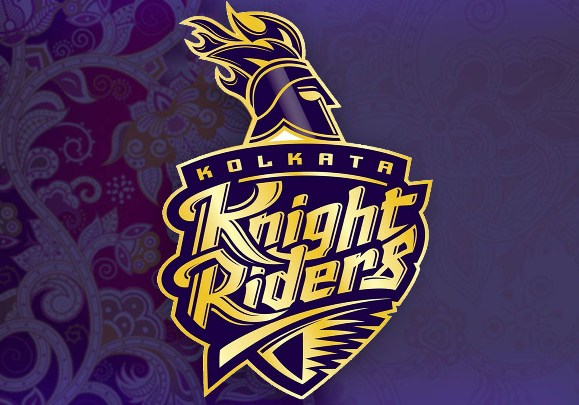 Riders 桌布 壁紙 — 一個大膽的金色Kolkata Knight Riders標誌，配有騎士頭盔和動態漩渦，置於深紫色佩斯利圖案背景上。