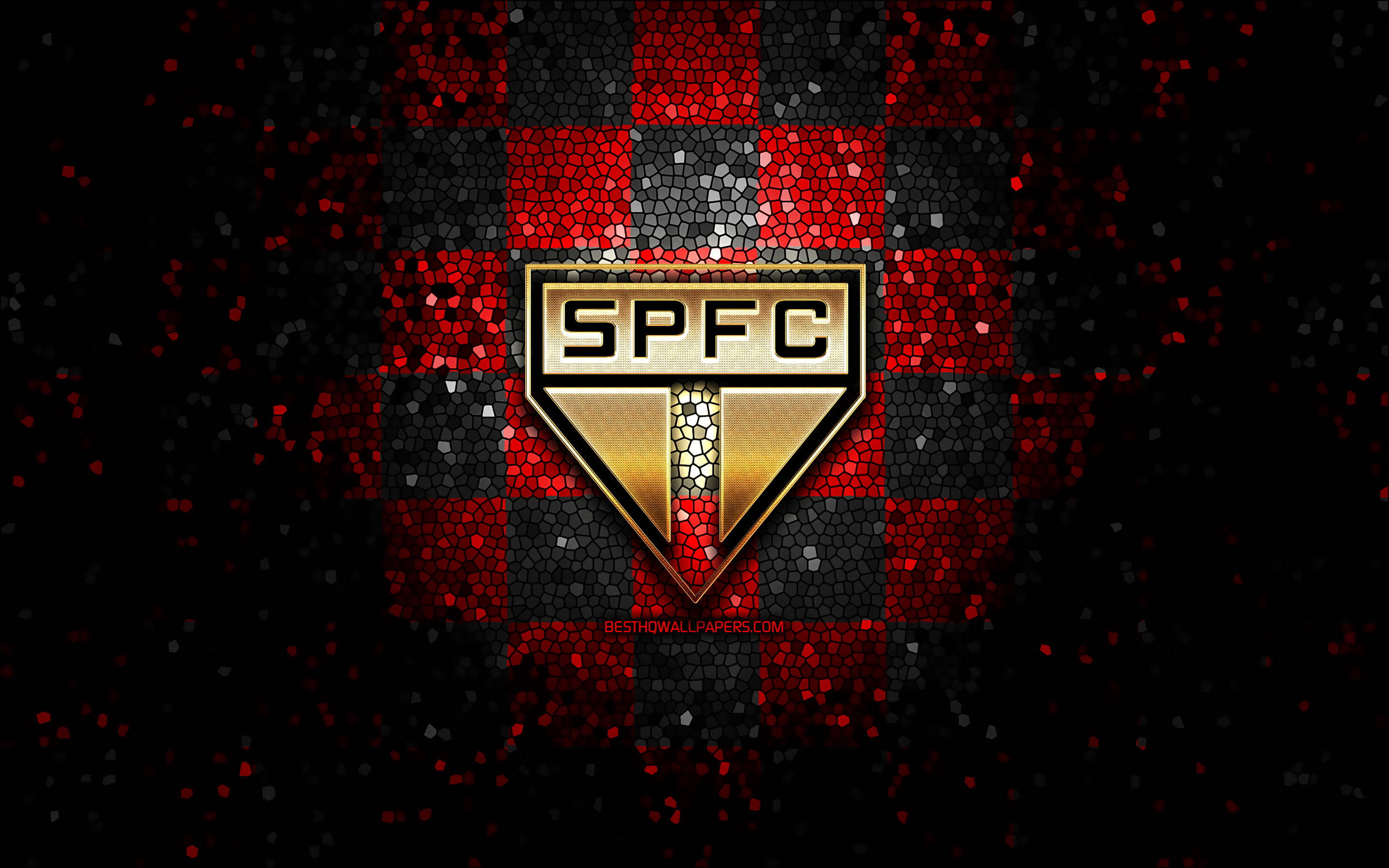 足球 桌布 壁紙 — 一個大膽的金色和黑色 SPFC 標誌居中放置在紅色和黑色格子馬賽克背景上，並帶有散落的亮粉顆粒。