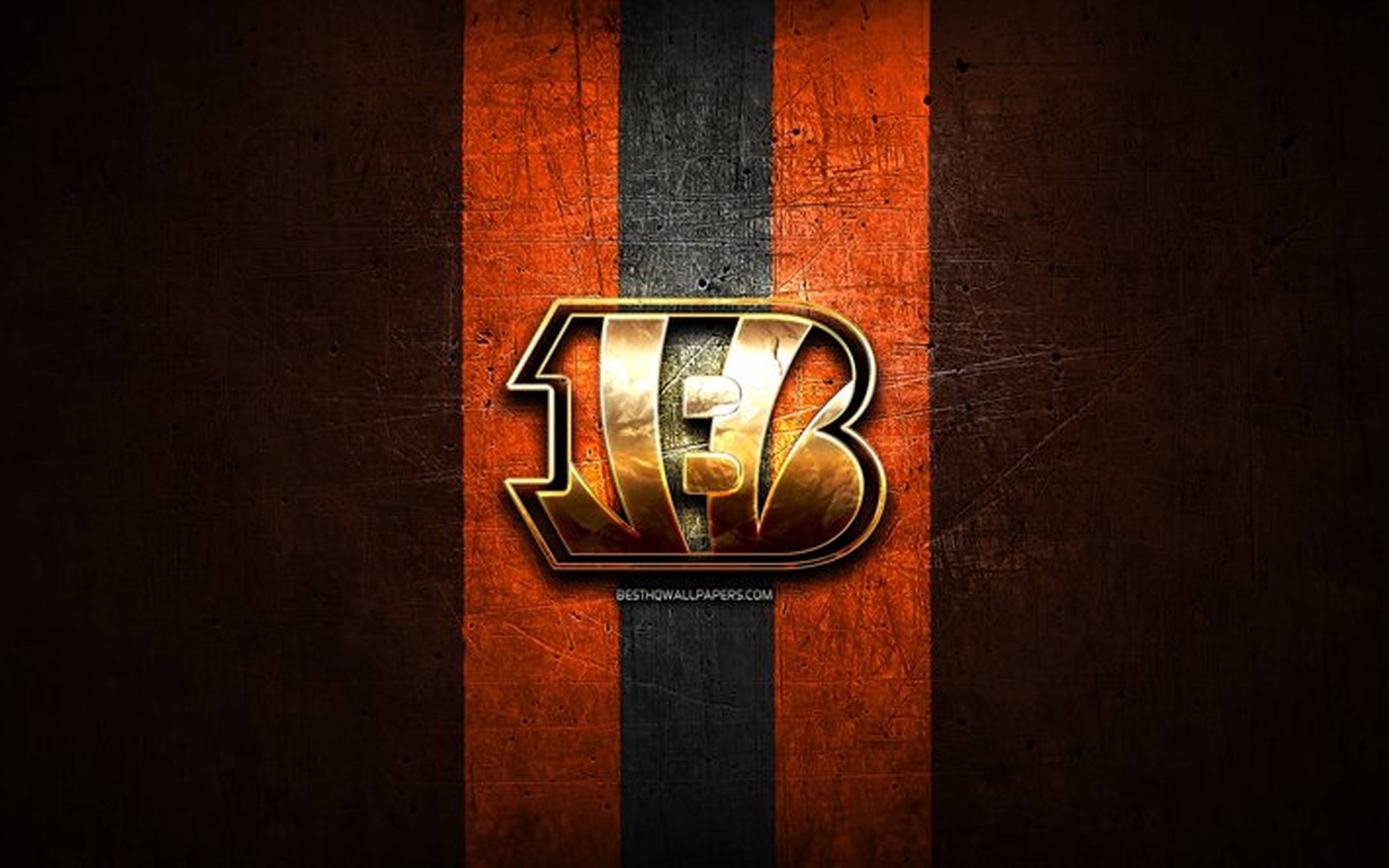 Bengals 桌布 壁紙 — 一個大膽的金色孟加拉虎標誌在帶有紋理的橙色和黑色條紋背景上閃耀，具有粗糙的金屬質感。