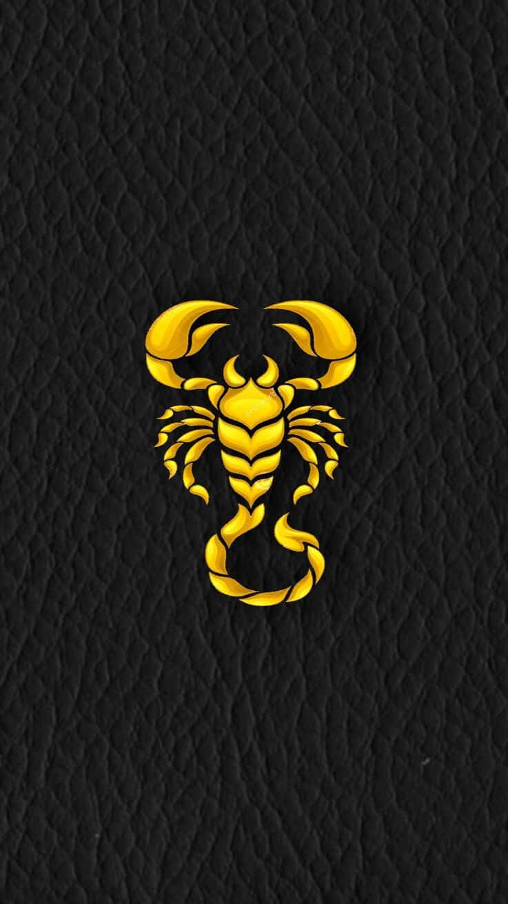 Scorpio 桌布 壁紙 — 一個大膽的金色蠍子標誌，居中放置在帶有紋理的黑色皮革背景上。