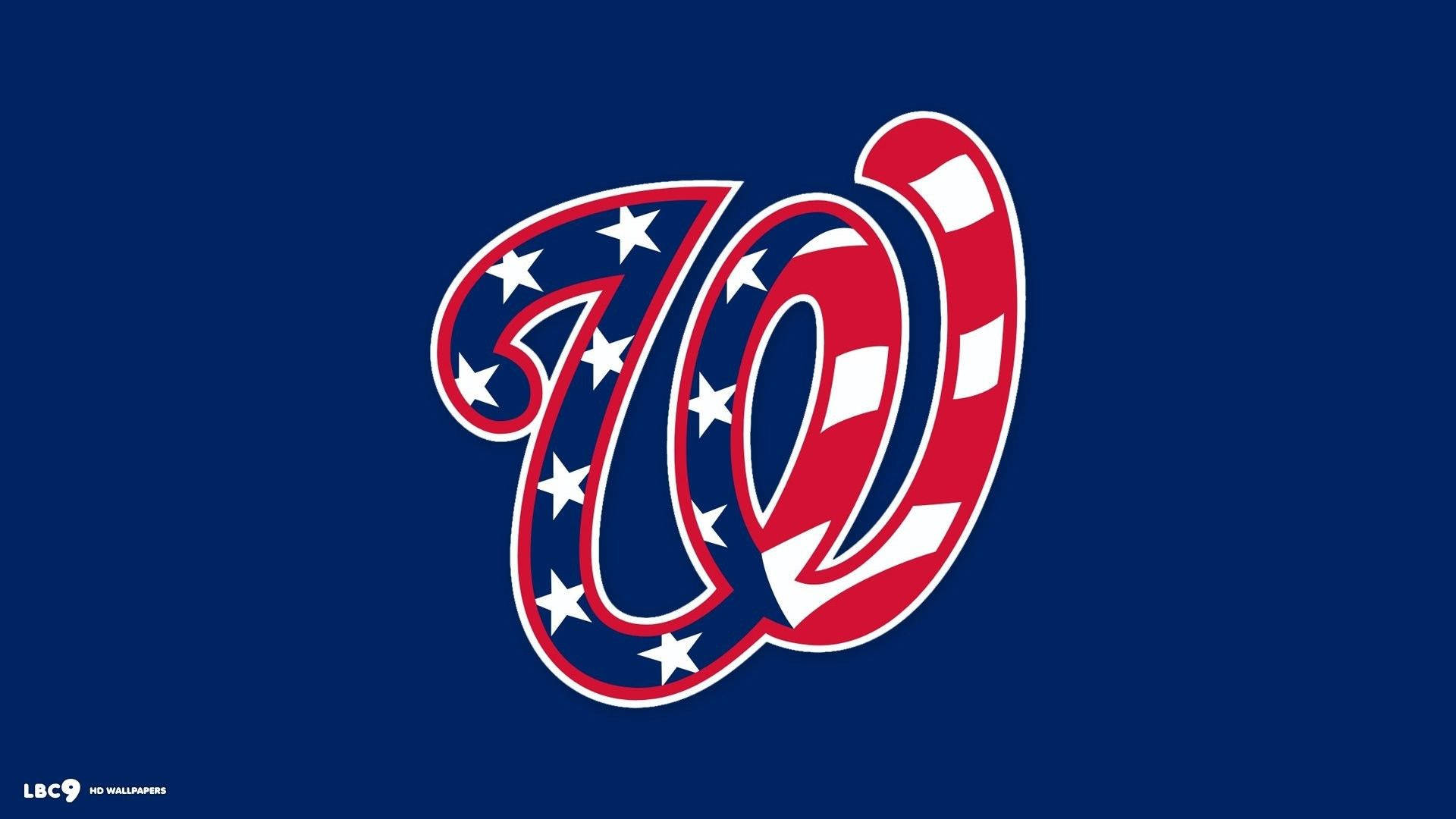 Nationals 桌布 壁紙 — 一個大膽的風格化W標誌，帶有紅、白、藍色的星星和條紋，置於純海軍藍背景上。