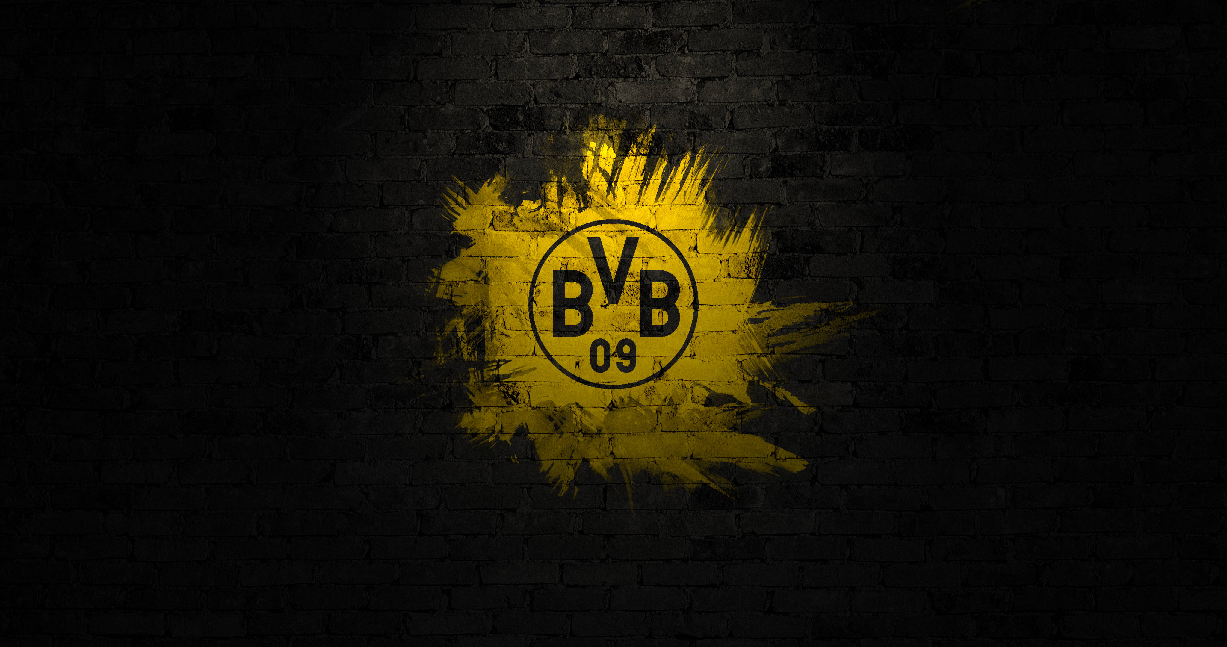 Dortmund 桌布 壁紙 — 一個大膽的黃色BVB 09標誌，像油漆一樣濺在深色紋理磚牆上。