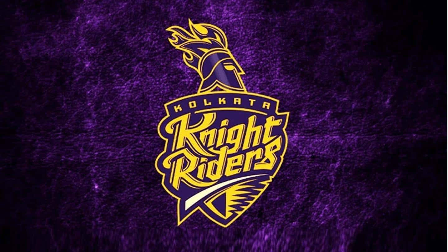 Riders 桌布 壁紙 — 一個大膽的黃色Kolkata Knight Riders標誌，帶有火焰頭盔，在紋理深紫色背景上發光。