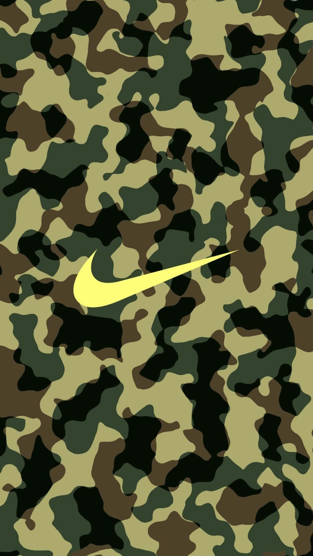 軍事動圖 桌布 壁紙 — 一個大膽的黃色Nike勾號在經典的軍用迷彩圖案（綠色、棕色和黑色）上脫穎而出。