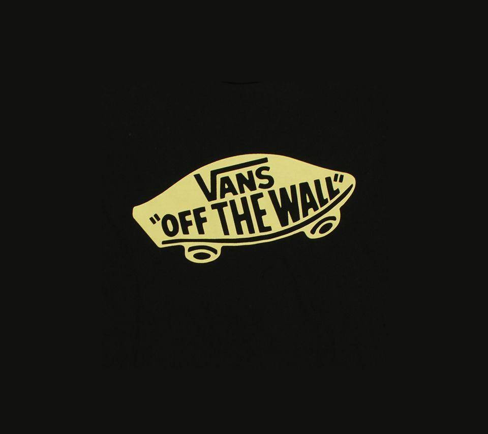Vans 桌布 壁紙 — 一個大膽的黃色Vans Off The Wall標誌印在黑色T恤布料上。