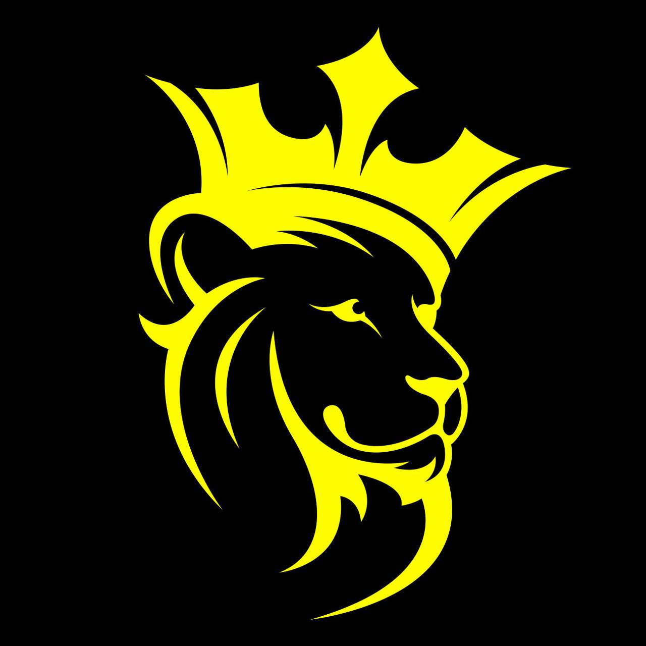king logo 桌布 壁紙 — 一個大膽的黃色剪影，描繪了一個戴著皇冠的獅子頭部側面，背景是純黑色。