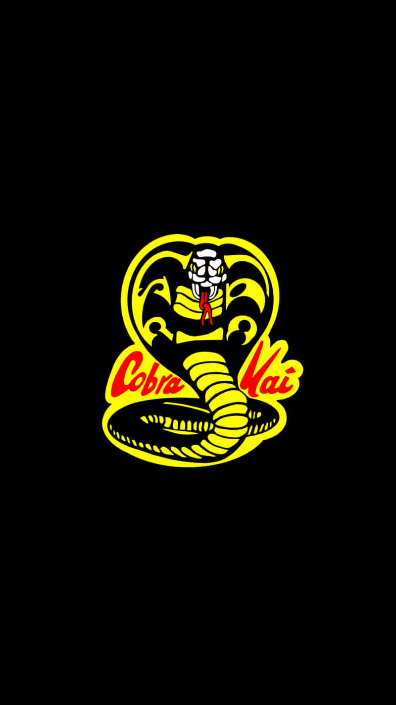 Yellow Snake 桌布 壁紙 — 一個大膽的黃色和紅色眼鏡蛇標誌，帶有 'Cobra Kai' 文字，背景為純黑色。