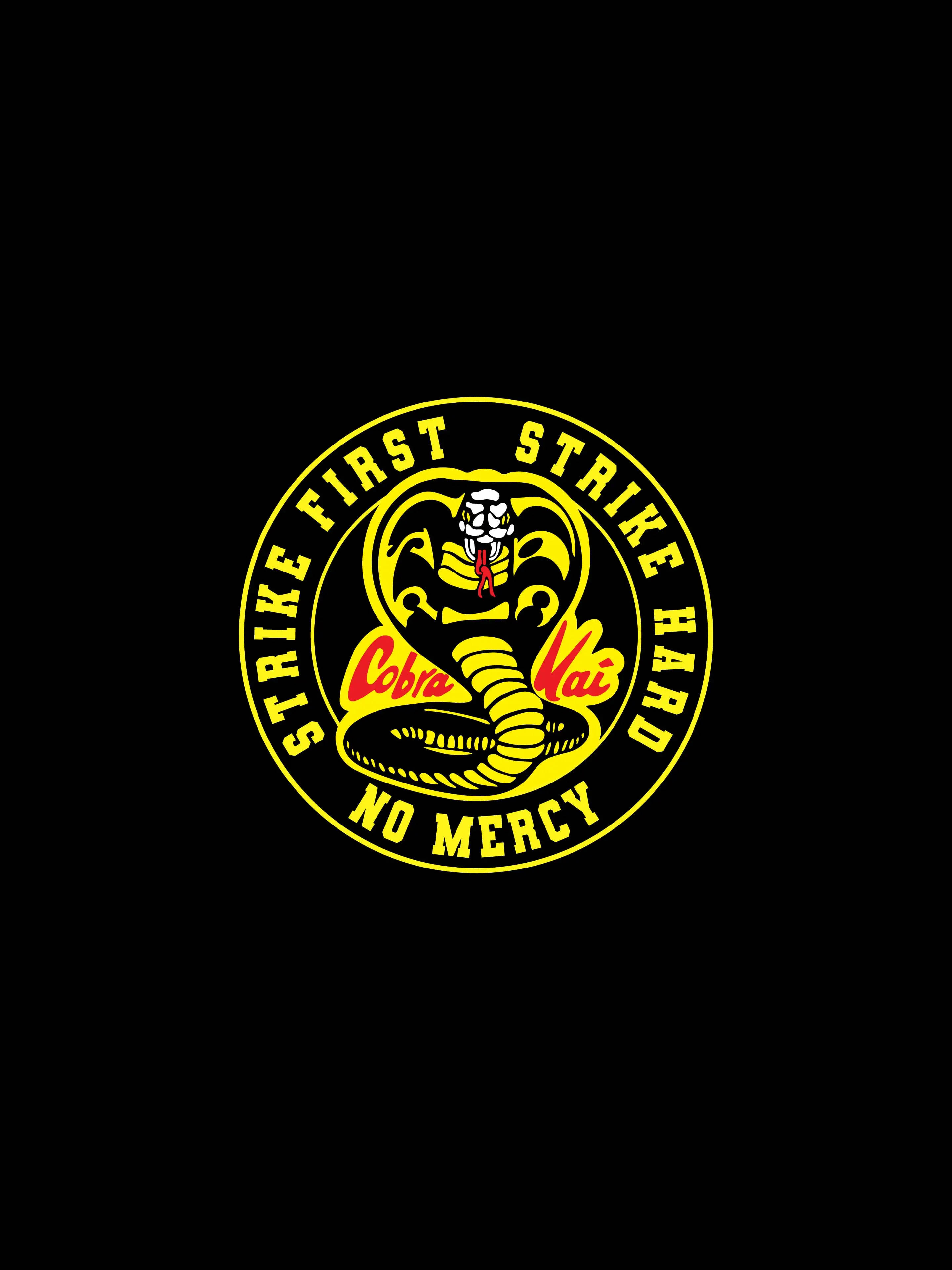 Cobra Kai Phone 桌布 壁紙 — 一個大膽的黃色圓形標誌，上面有一條盤繞的眼鏡蛇，紅色文字，黑色背景。