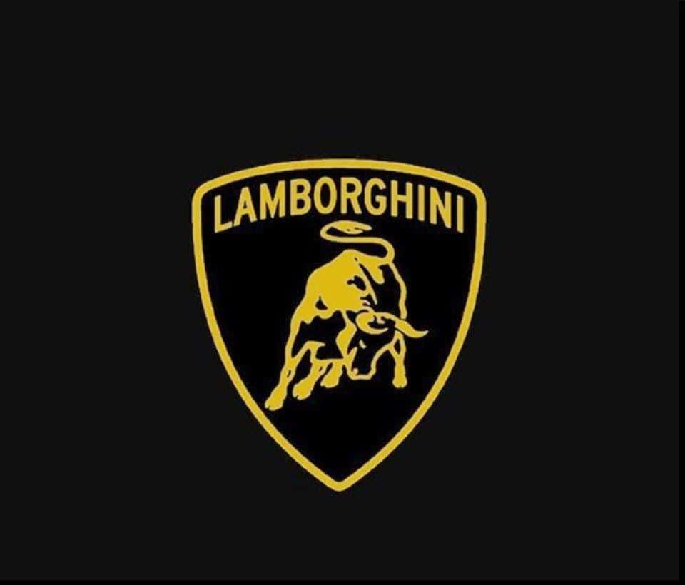 Car Logo 桌布 壁紙 — 一個大膽的黃色藍寶堅尼標誌，黑色背景上有一頭衝鋒的公牛。