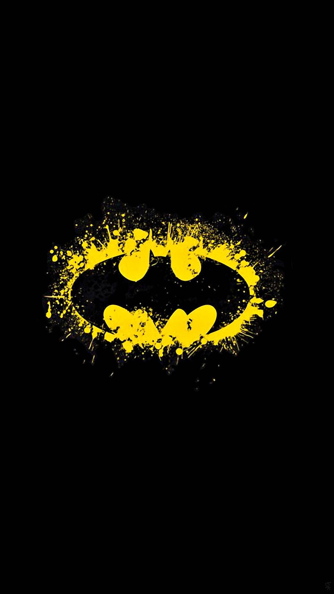 Batman Logo 桌布 壁紙 — 一個大膽的黃色蝙蝠俠標誌，在純黑背景上濺滿油漆。