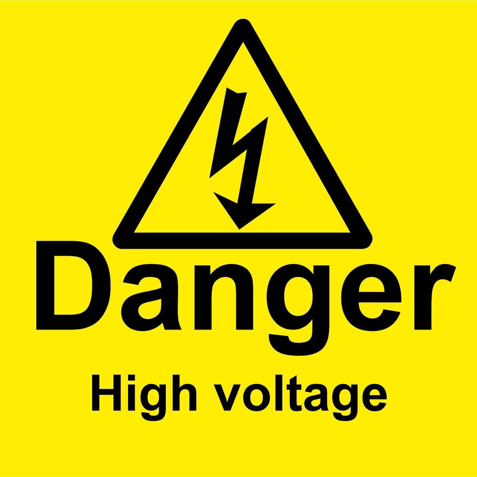 Warning Sign 桌布 壁紙 — 一個大膽的黃色警告標誌，帶有黑色三角形和閃電符號，寫著危險高壓電。