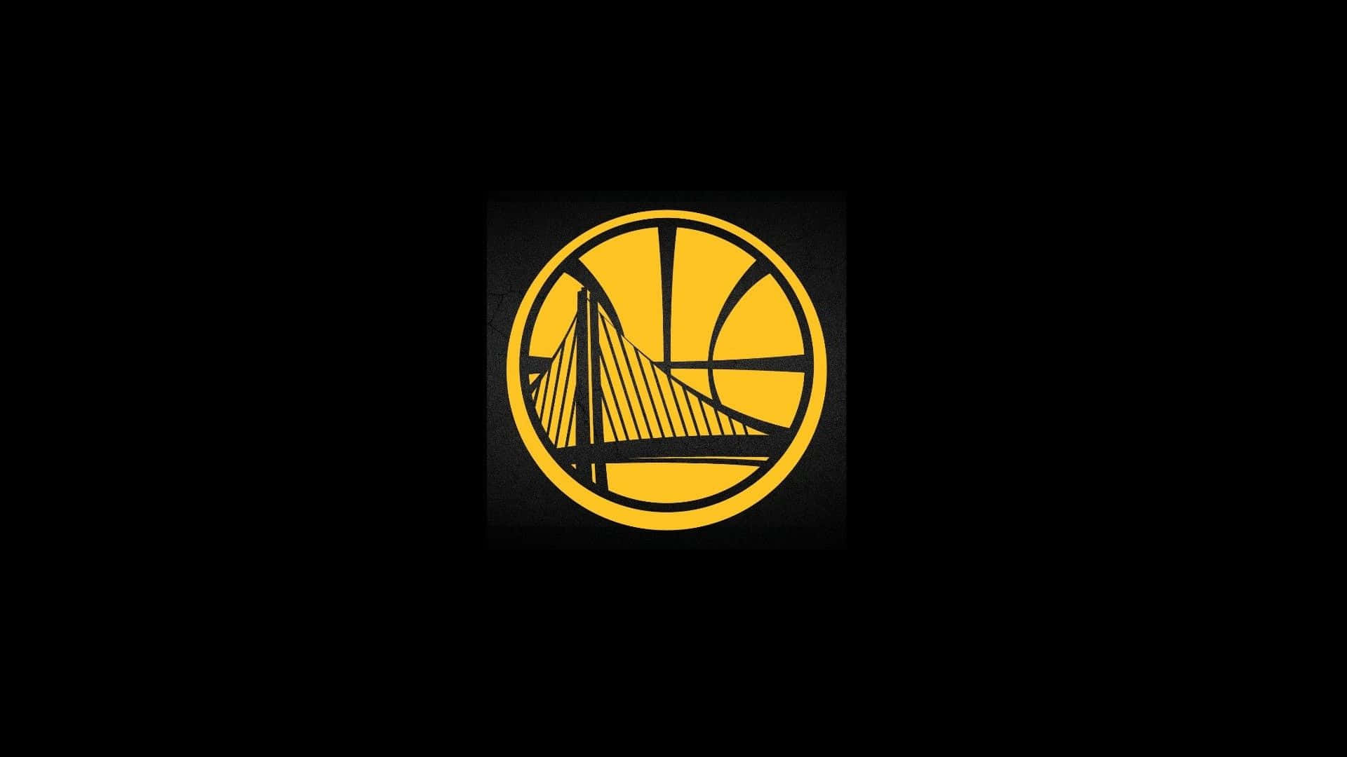 Golden State Warriors Logo 桌布 壁紙 — 一個大膽的黃色金州勇士隊標誌，在黑色紋理背景上，籃球剪影內有一座橋。