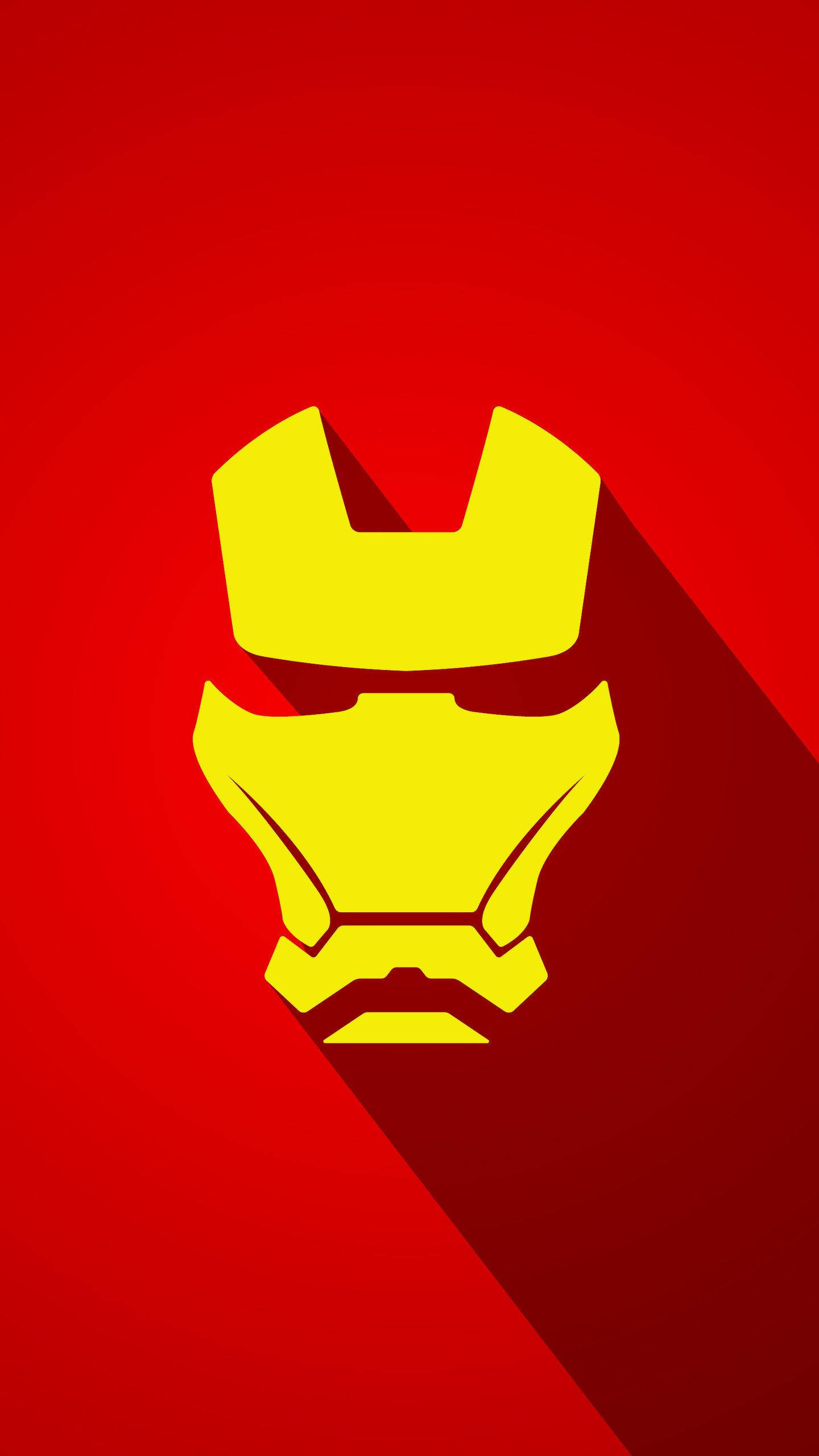 Iron Man Logo 桌布 壁紙 — 一個大膽的黃色鋼鐵人頭盔圖示在充滿活力的紅色漸變背景上投下長長的陰影。