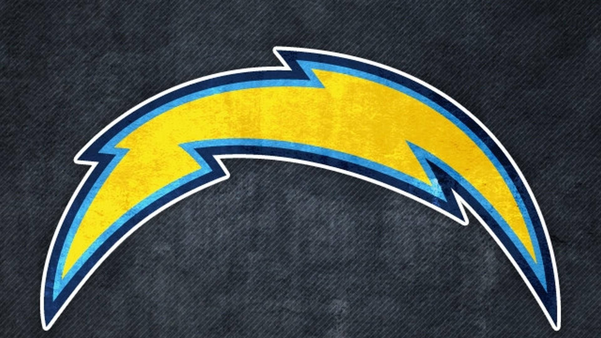 NFL 美式足球 桌布 壁紙 — 一個大膽的黃色閃電標誌，帶有藍色和白色飾邊，置於有紋理的深色牛仔布背景上。