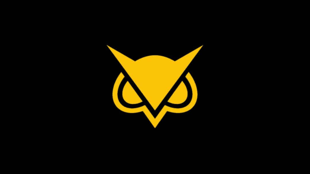 Drake Ovo Owl iPhone 桌布 壁紙 — 一個大膽的黃色風格化貓頭鷹標誌，帶有尖銳的三角形眼睛和彎曲的喙，居中於純黑色背景上。