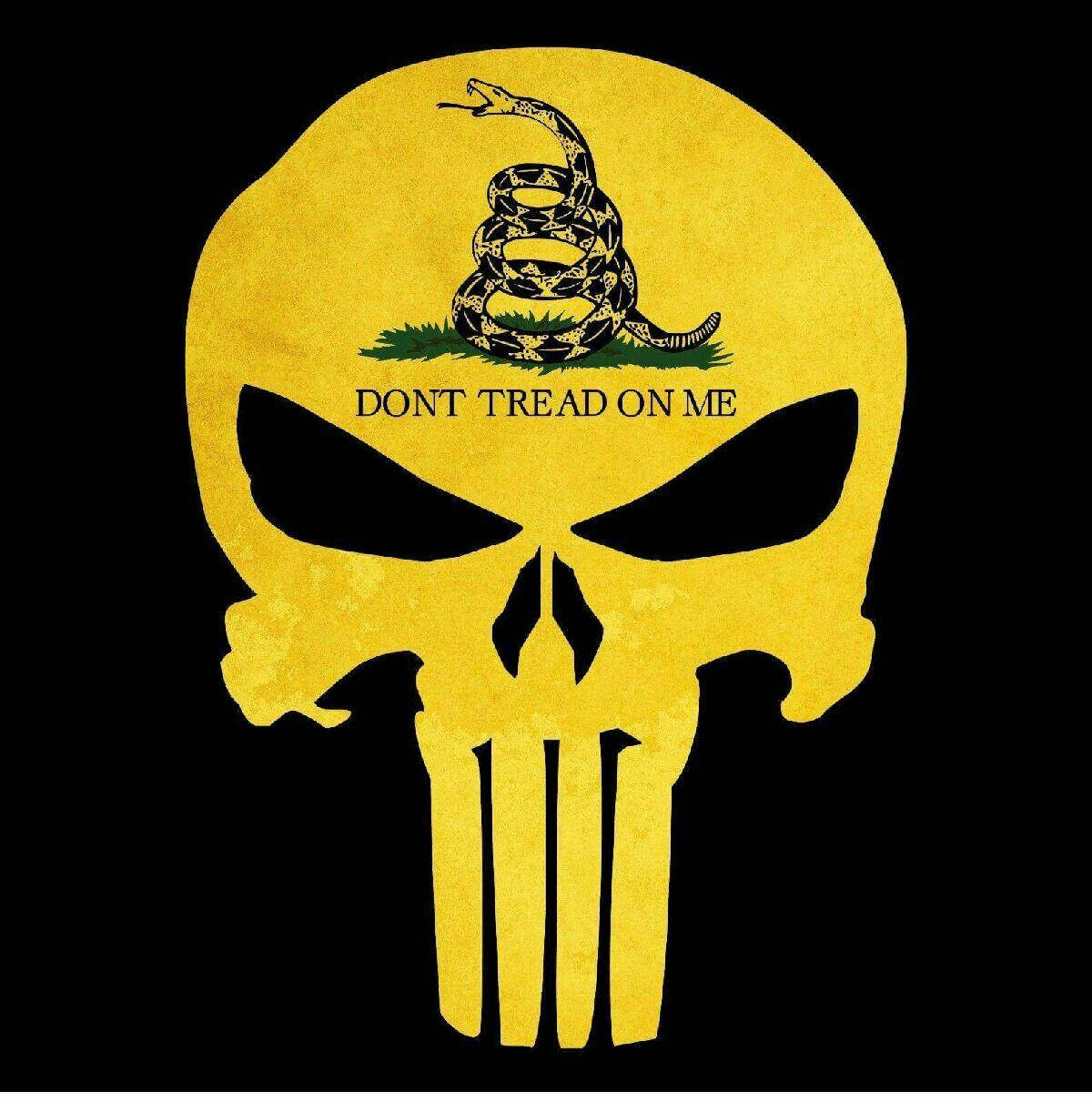 Gadsden Flag 桌布 壁紙 — 一個大膽的黃色骷髏剪影，配上一條盤繞的響尾蛇，以及黑色背景上的「DON'T TREAD ON ME」文字。