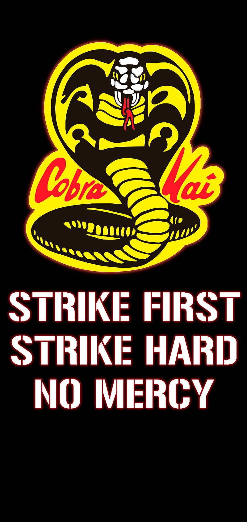 Cobra Kai Phone 桌布 壁紙 — 一個大膽的黃黑眼鏡蛇標誌，帶有紅色文字，上面寫著 Cobra Kai 和 strike first strike hard no mercy，背景為黑色。