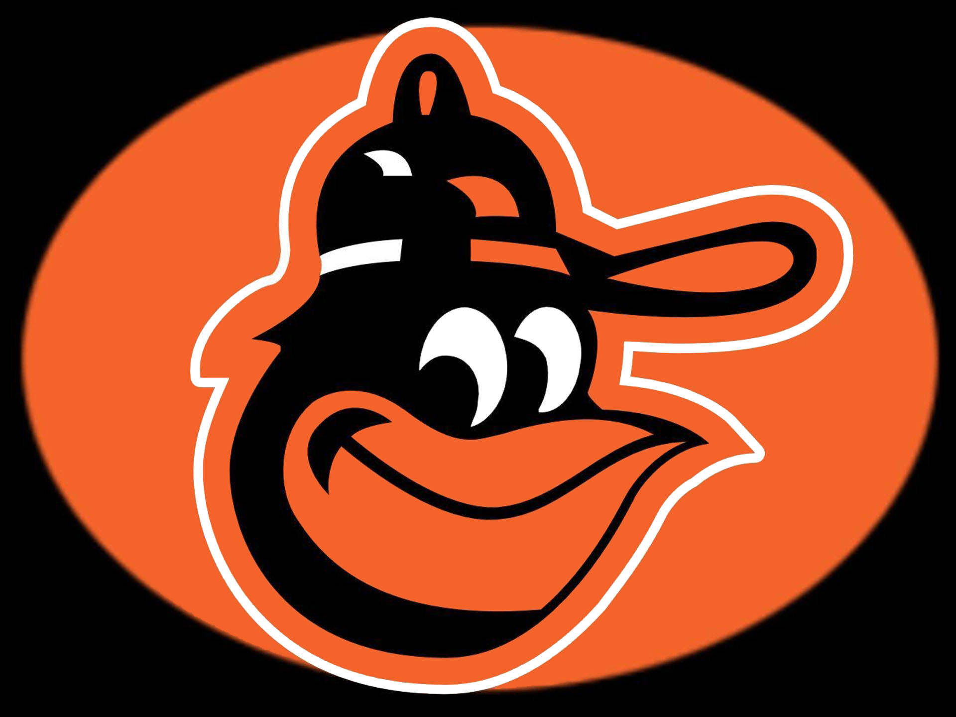 Orioles 桌布 壁紙 — 一個大膽的黑橙相間卡通黃鸝吉祥物，戴著棒球帽，在發光的橙色橢圓形背景上。