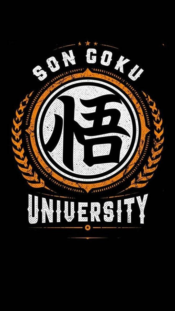 Dragon Ball Z Logo 桌布 壁紙 — 一個大膽的黑橙配色徽章，中央為漢字「悟」，周圍環繞月桂花環，並以破舊字體呈現「SON GOKU UNIVERSITY」。