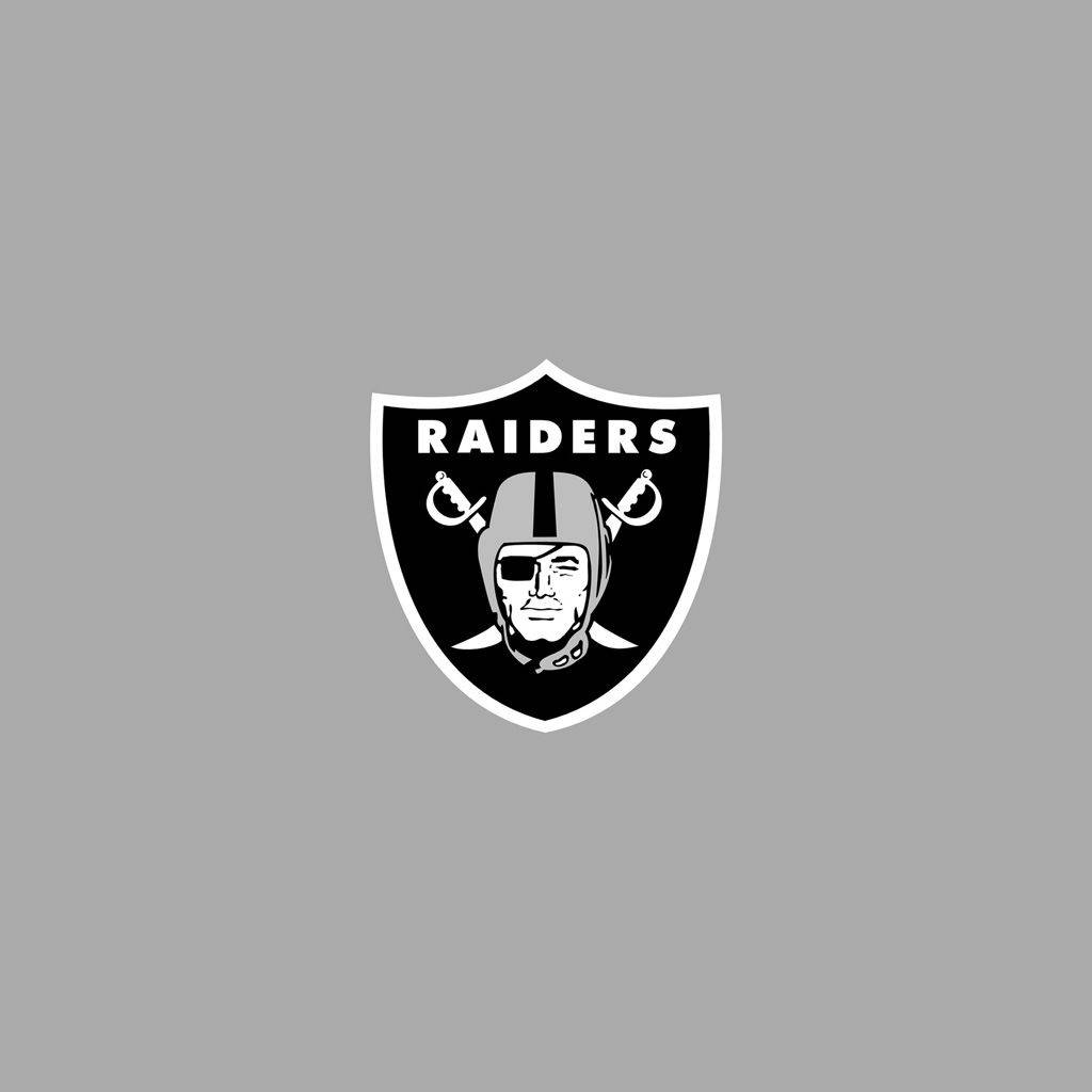突襲者 桌布 壁紙 — 一個大膽的黑白 Raiders 標誌居中在純灰色背景上。