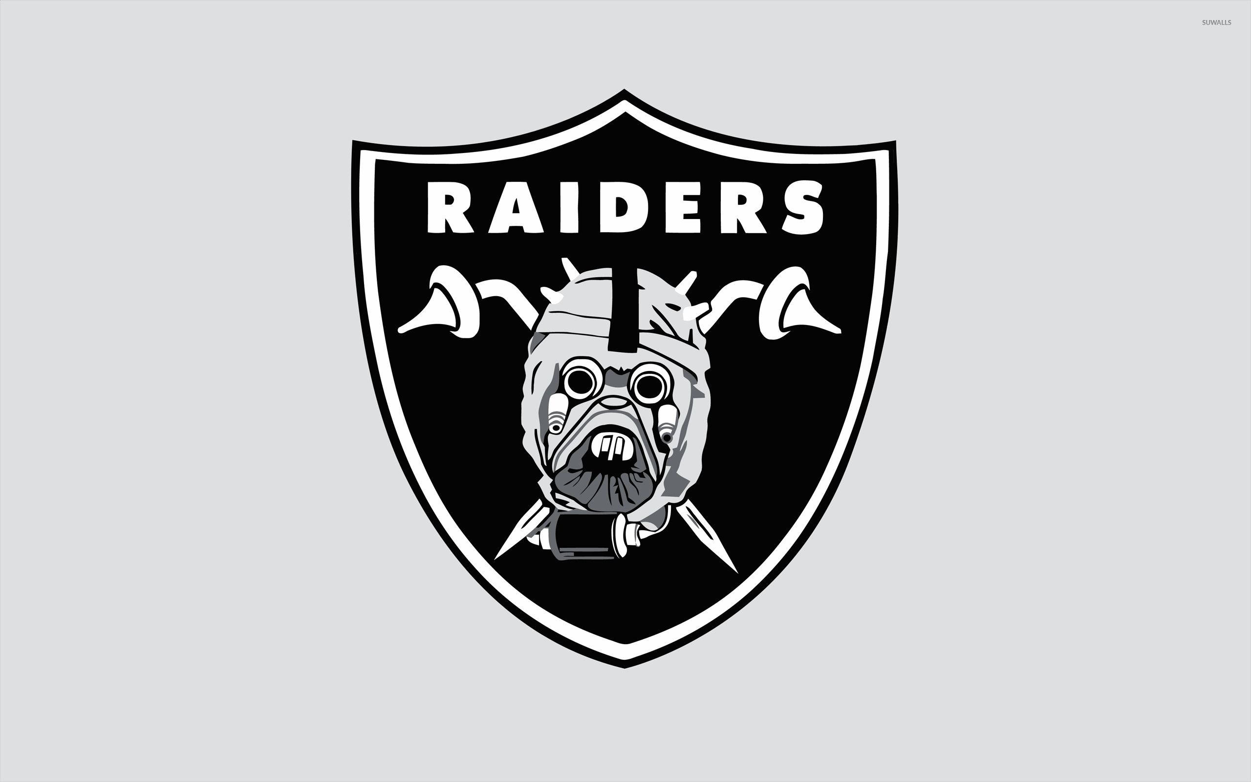 突襲者 桌布 壁紙 — 一個大膽的黑白Raiders標誌，上面有兇猛的狗頭骨和交叉的劍，背景為淺灰色。