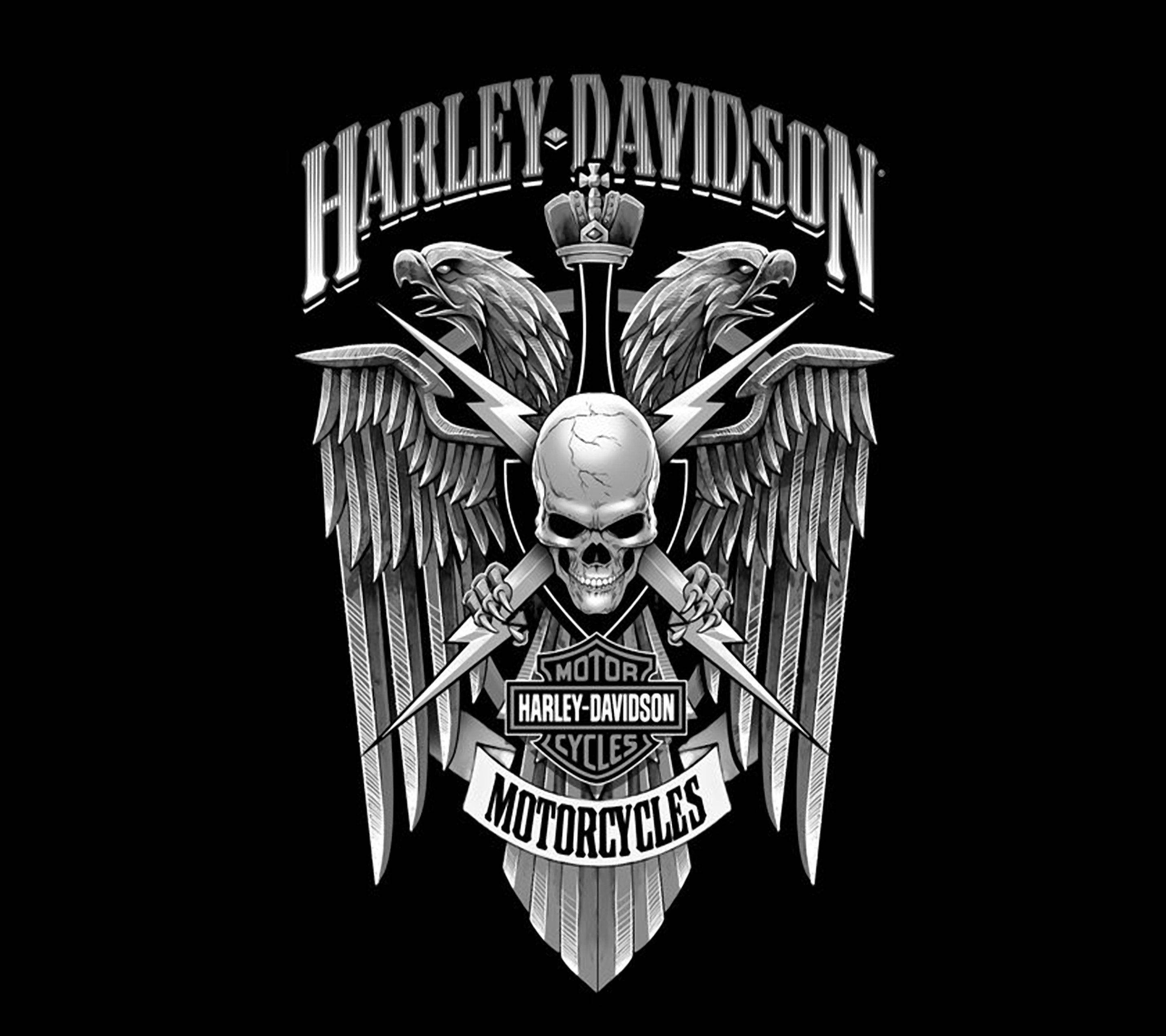 Harley 桌布 壁紙 — 一個大膽的黑白哈雷戴維森標誌，在深色背景上有一個帶翅膀的骷髏頭和交叉的閃電。