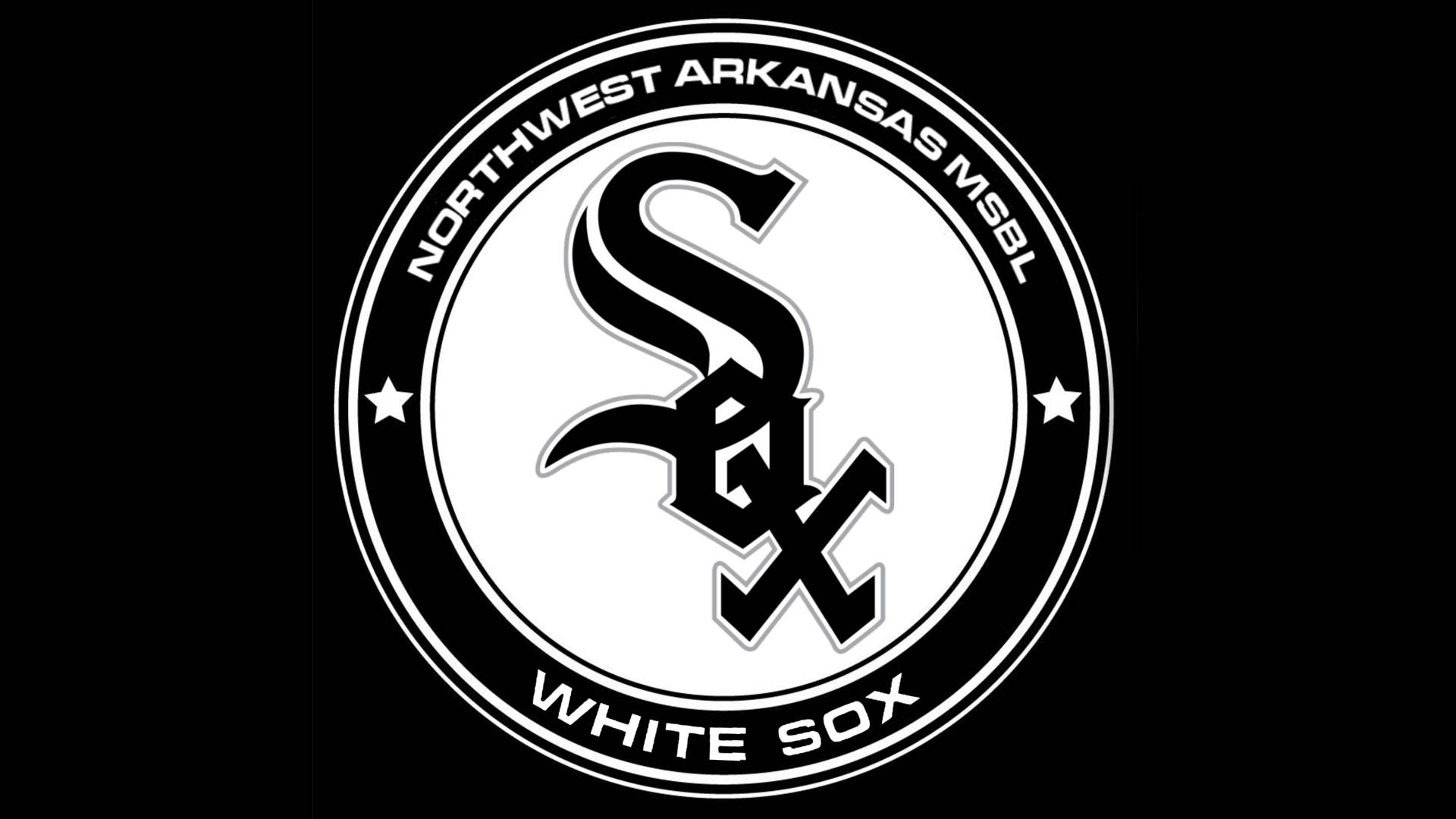Chicago White Sox 桌布 壁紙 — 一個大膽的黑白圓形標誌，帶有風格化的「Sox」字樣、星星和文字「Northwest Arkansas MSBL White Sox」。