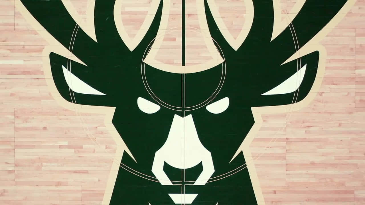 Milwaukee Bucks Logo 桌布 壁紙 — 一個大膽的黑白奶油色鹿頭標誌，帶有幾何線條，主導了粉紅色木製籃球場地板。