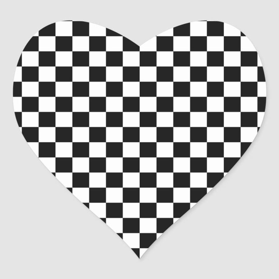 Black And White Squares 桌布 壁紙 — 一個大膽的黑白格紋圖案填滿了一個完美的心形，背景為中性灰色。