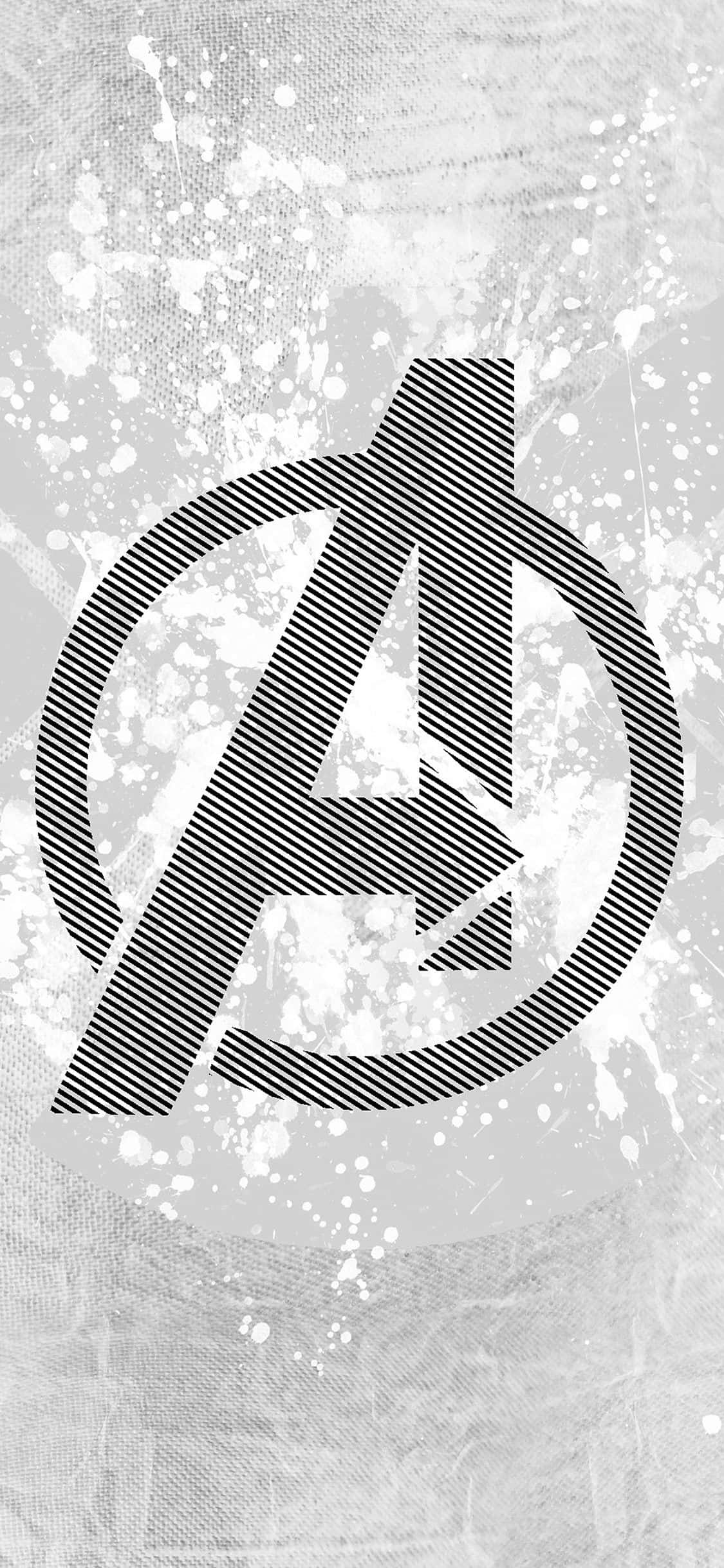 iPhone Xs Marvel's Avengers 桌布 壁紙 — 一個大膽的黑白條紋復仇者聯盟標誌，在紋理灰色背景上濺有白色油漆。