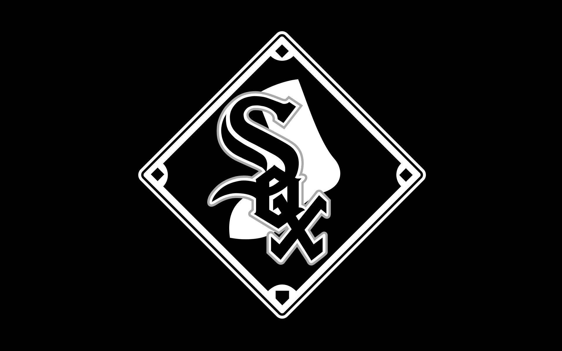 Chicago White Sox 桌布 壁紙 — 一個大膽的黑白棒球標誌，在菱形邊框內有風格化的「Sox」字樣。