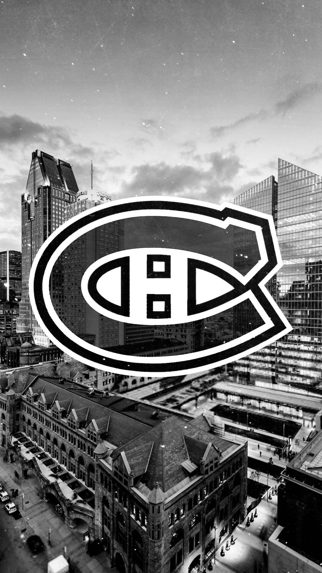 Canadiens 桌布 壁紙 — 一個大膽的黑白蒙特婁加拿大人隊標誌疊加在高角度拍攝的摩天大樓和歷史建築的城市景觀上，背景是星空。