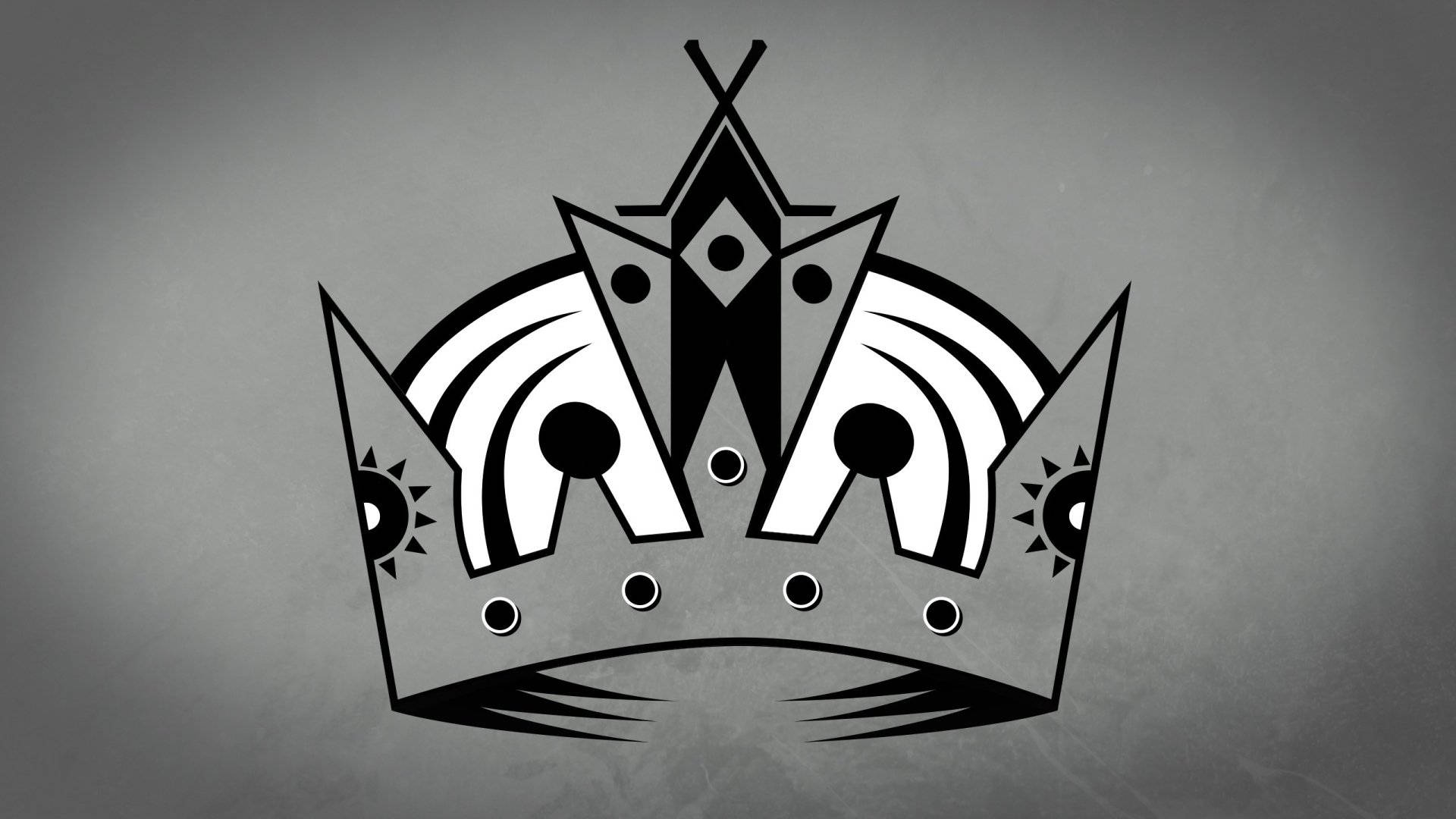 Los Angeles Kings 桌布 壁紙 — 一個大膽的黑白風格化皇冠，帶有幾何圖案和太陽圖案，背景為紋理灰色。
