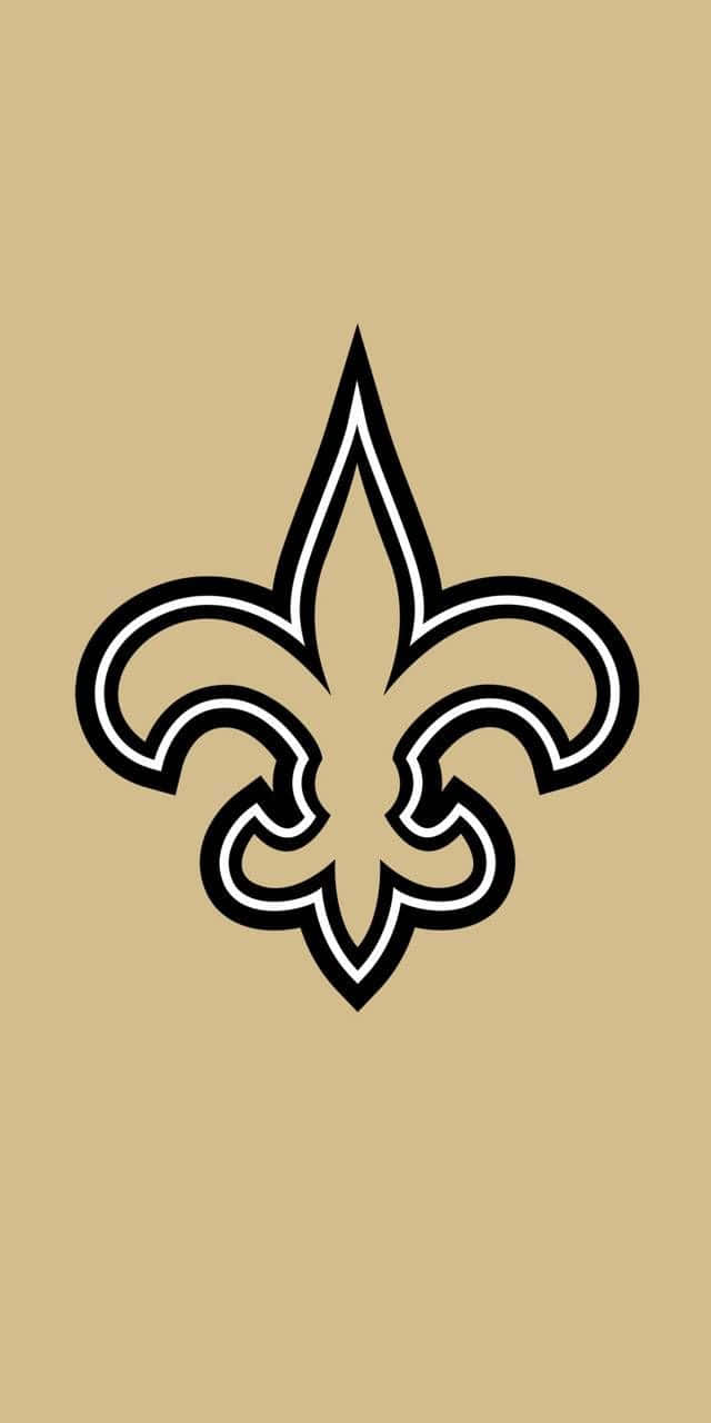 NFL Saints 桌布 壁紙 — 一個大膽的黑白鳶尾花標誌居中於純色黃褐色背景上。