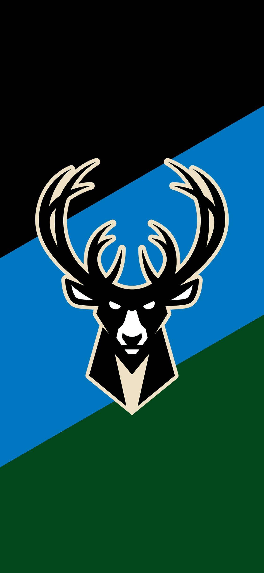 Bucks 桌布 壁紙 — 一個大膽的黑白鹿頭標誌，帶有奶油色輪廓，居中在對角線的藍色和綠色背景上。