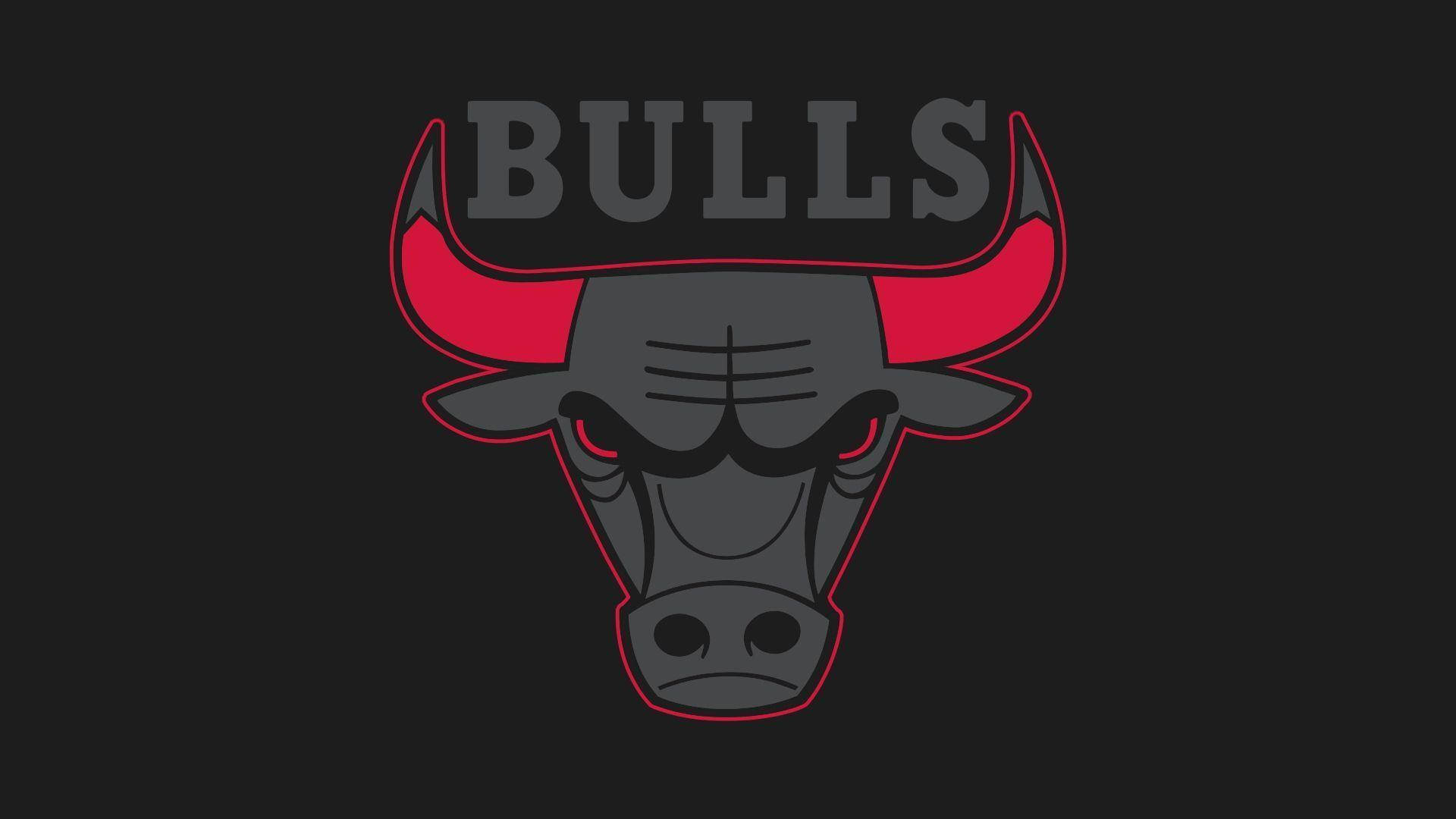 芝加哥 桌布 壁紙 — 一個大膽的黑紅公牛頭標誌，中央有「BULLS」文字，背景為深色。