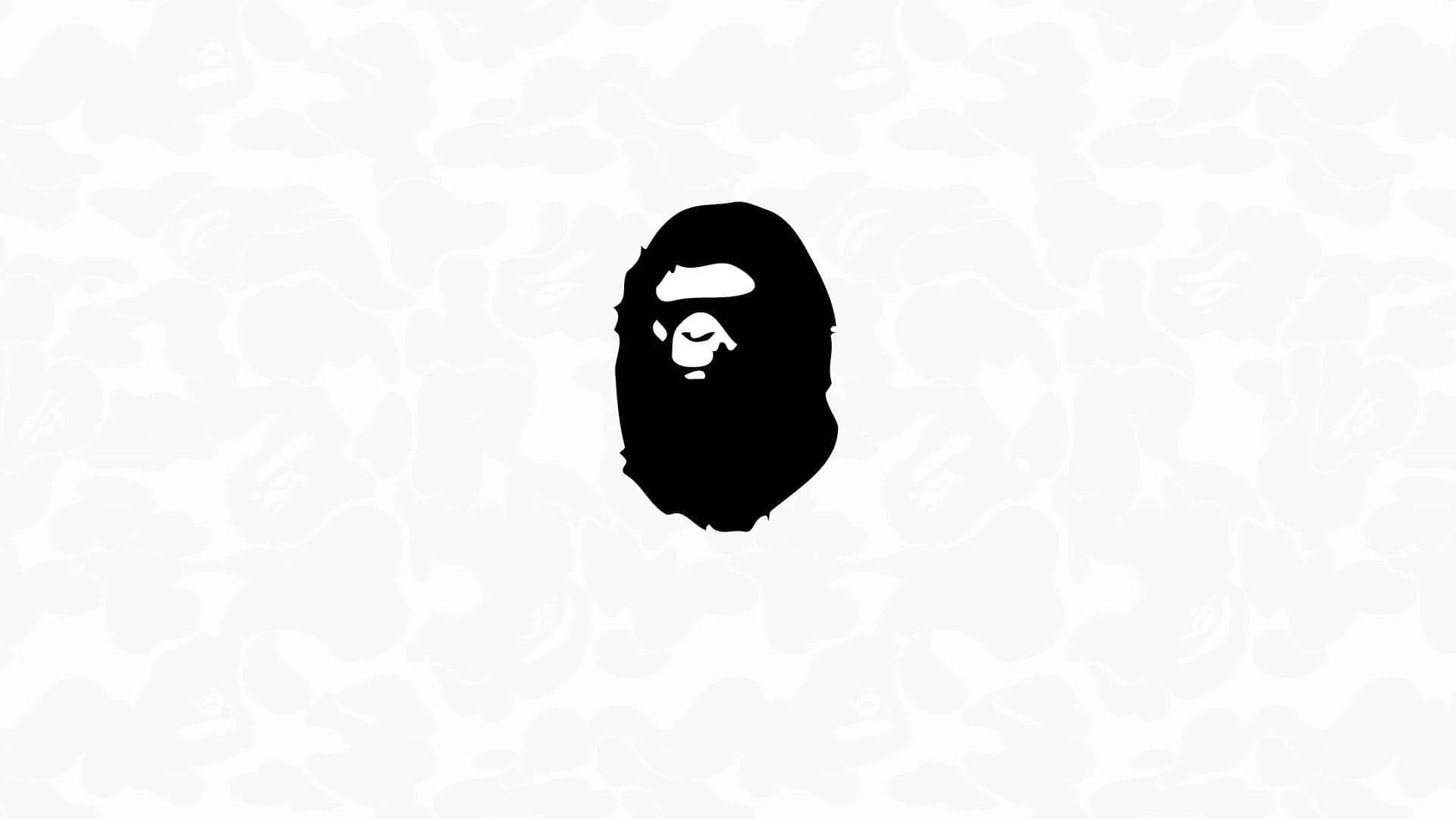 Bape 動態 桌布 壁紙 — 一個大膽的黑色A BATHING APE猿頭標誌，居中在淺灰色迷彩圖案背景上。