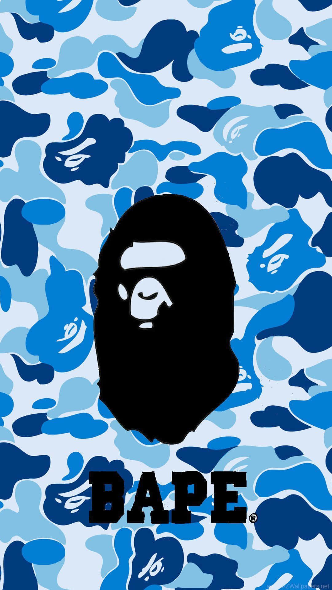 Bape 動態 桌布 壁紙 — 一個大膽的黑色BAPE猿頭標誌居中在藍色迷彩圖案背景上，下方有品牌名稱。